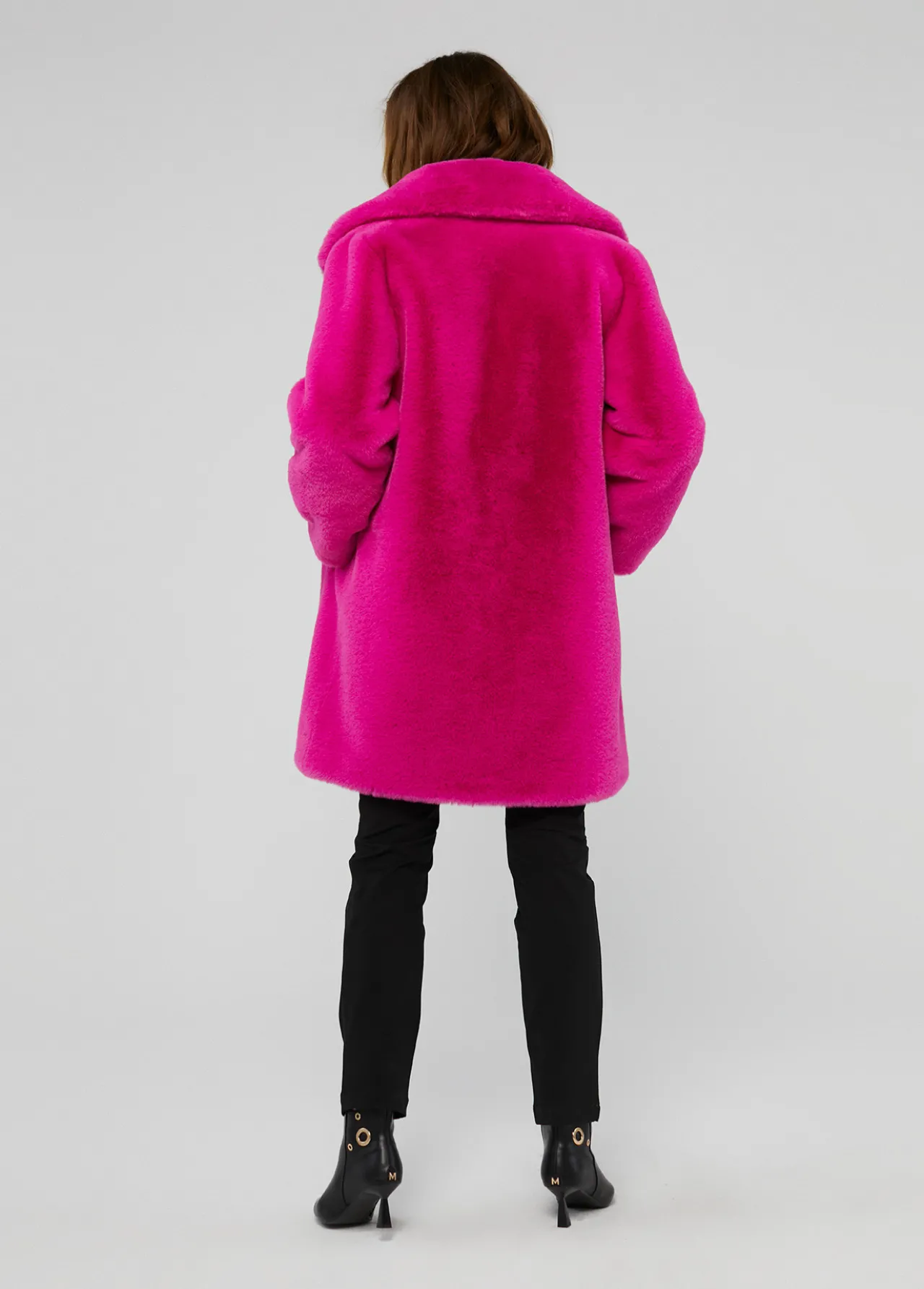 chaqueta_de_pelo_4-1.webp Lola Casademunt Abrigos Y Cazadoras<Chaqueta de pelo FUCSIA