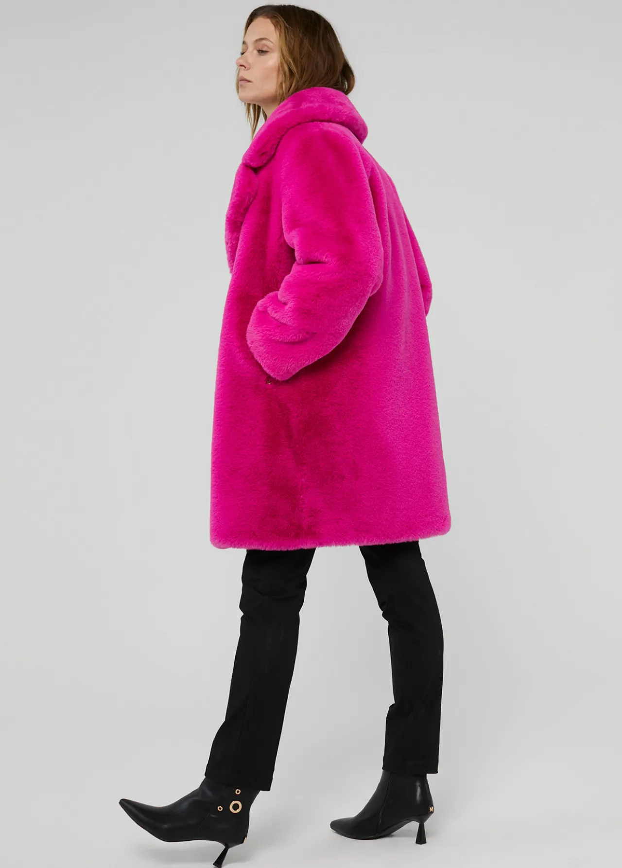 chaqueta_de_pelo_5-1.webp Lola Casademunt Abrigos Y Cazadoras<Chaqueta de pelo FUCSIA
