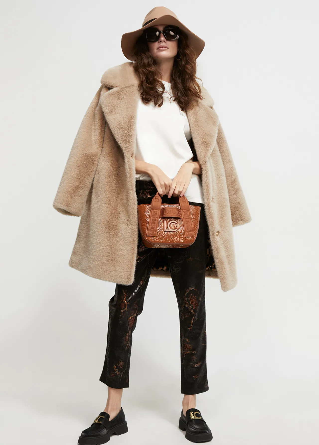 chaqueta_de_pelo_6-1.webp Lola Casademunt Abrigos Y Cazadoras<Chaqueta de pelo CAMEL