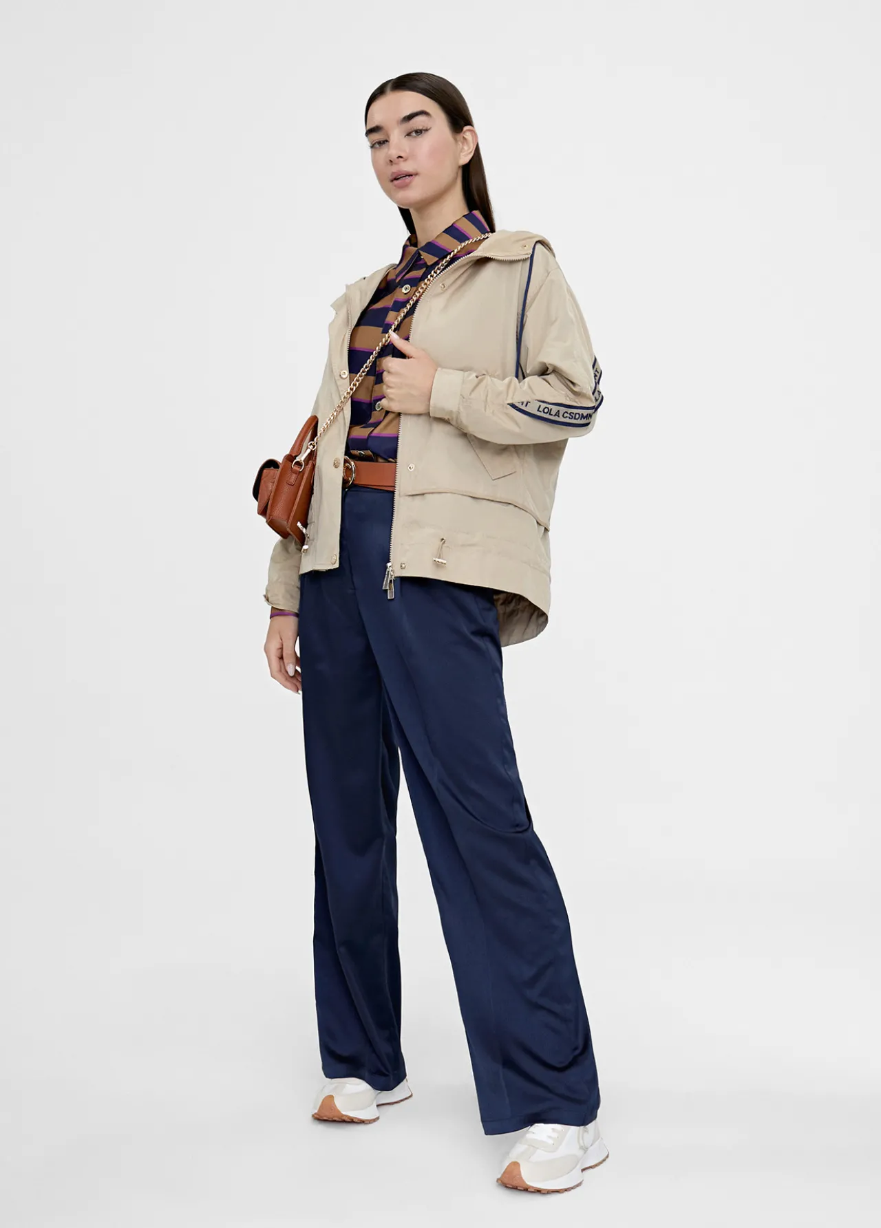 chaqueta_deportiva_con_capucha_0.webp Lola Casademunt Chaquetas Y Gabardinas<Chaqueta deportiva con capucha BEIG