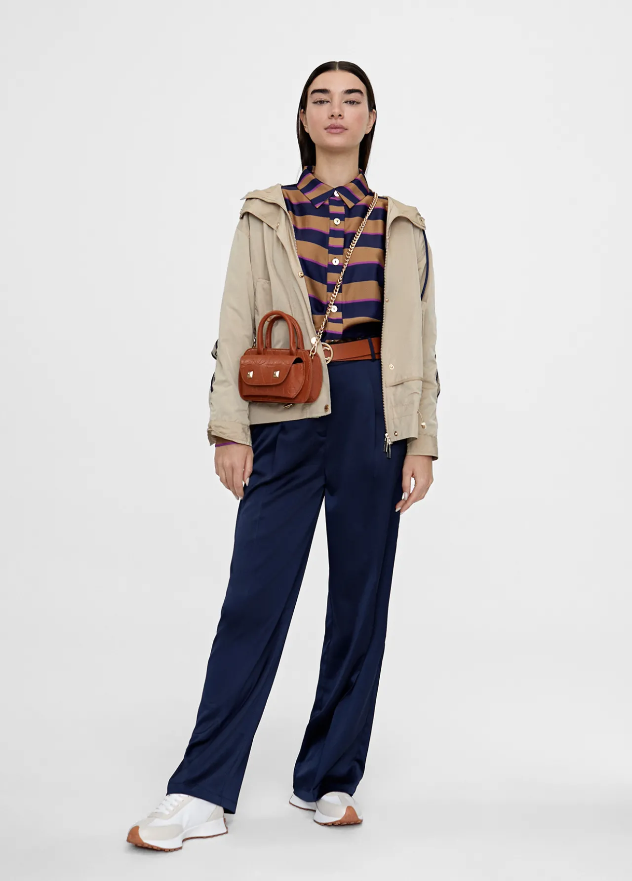 chaqueta_deportiva_con_capucha_1.webp Lola Casademunt Chaquetas Y Gabardinas<Chaqueta deportiva con capucha BEIG