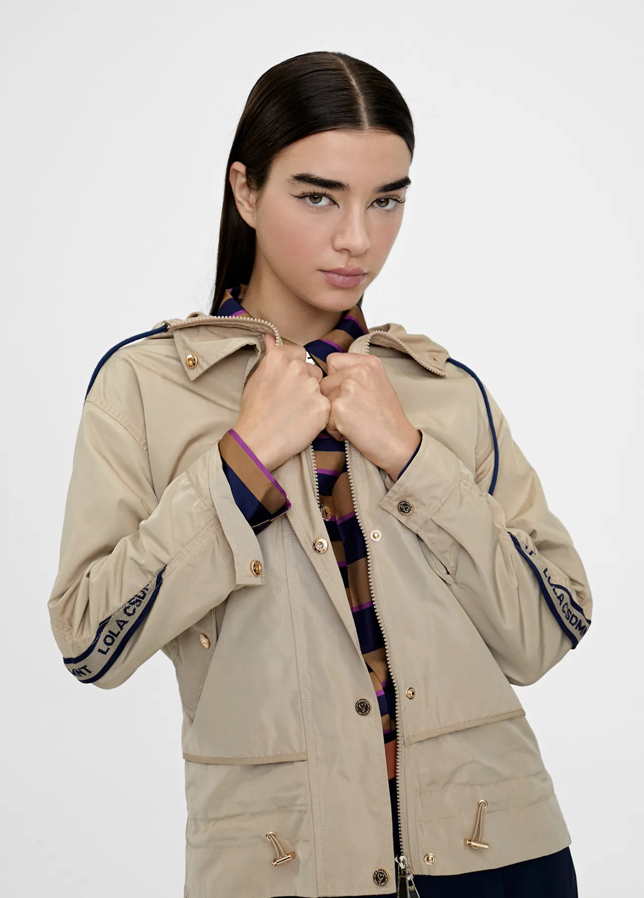 chaqueta_deportiva_con_capucha_2.webp Lola Casademunt Chaquetas Y Gabardinas<Chaqueta deportiva con capucha BEIG