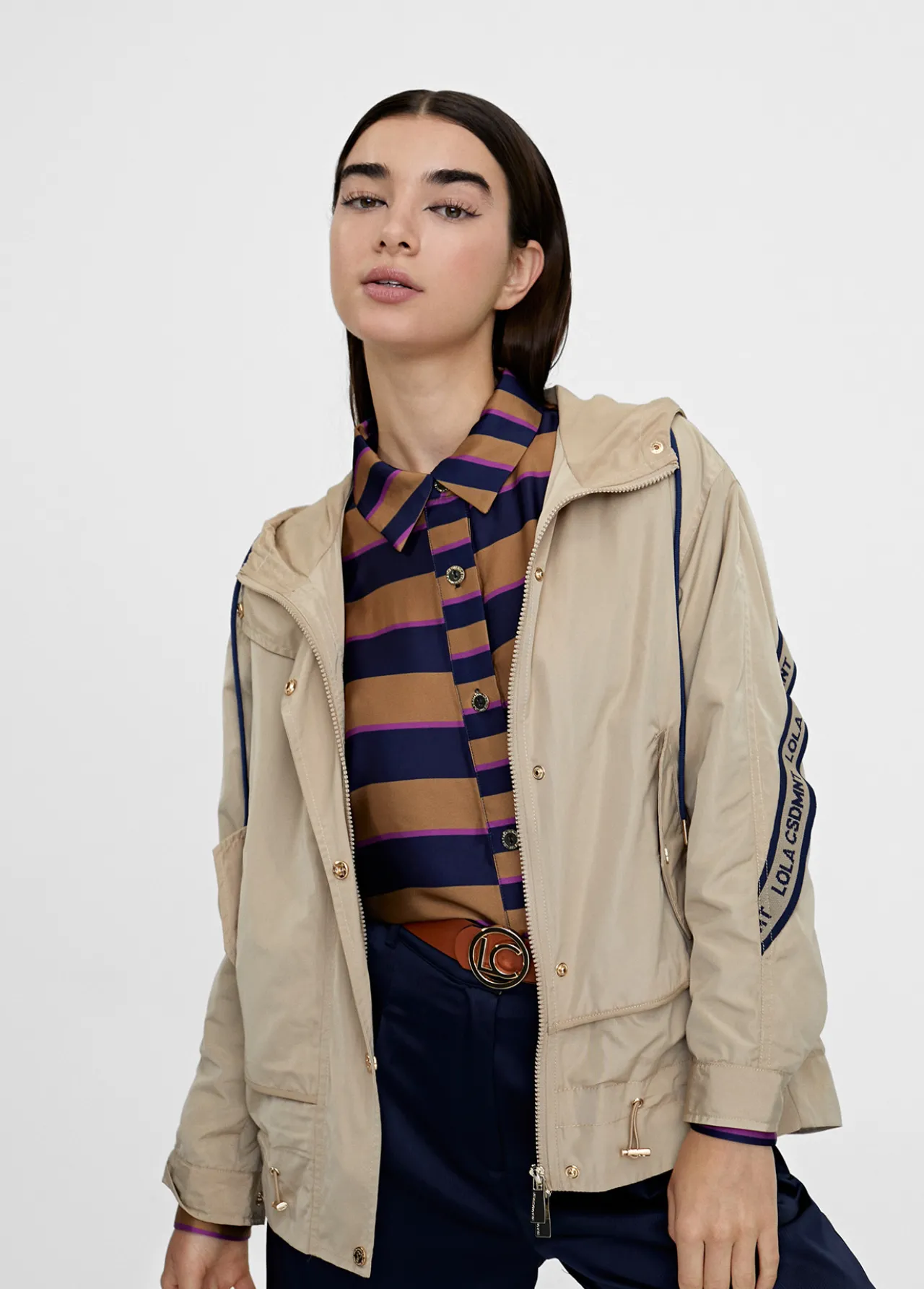 chaqueta_deportiva_con_capucha_3.webp Lola Casademunt Chaquetas Y Gabardinas<Chaqueta deportiva con capucha BEIG