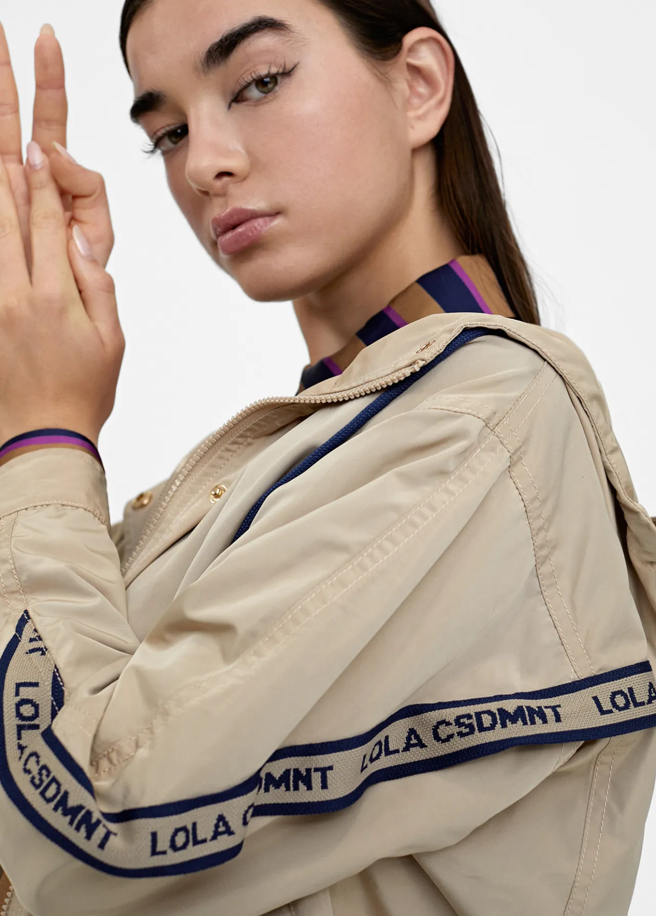 chaqueta_deportiva_con_capucha_4.webp Lola Casademunt Chaquetas Y Gabardinas<Chaqueta deportiva con capucha BEIG