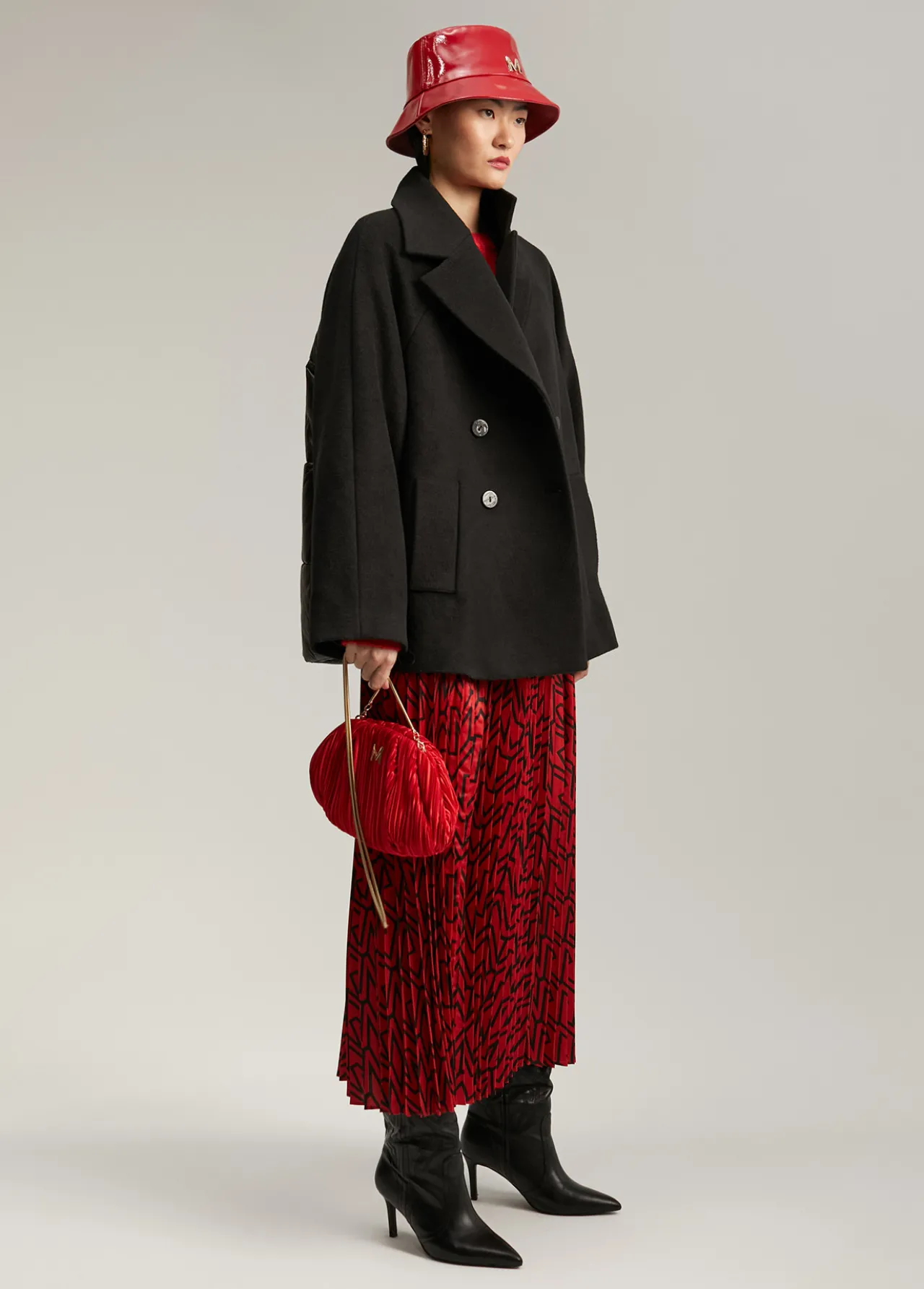 chaqueta_espalda_acolchada_3.webp Lola Casademunt Abrigos Y Cazadoras<Chaqueta espalda acolchada NEGRO