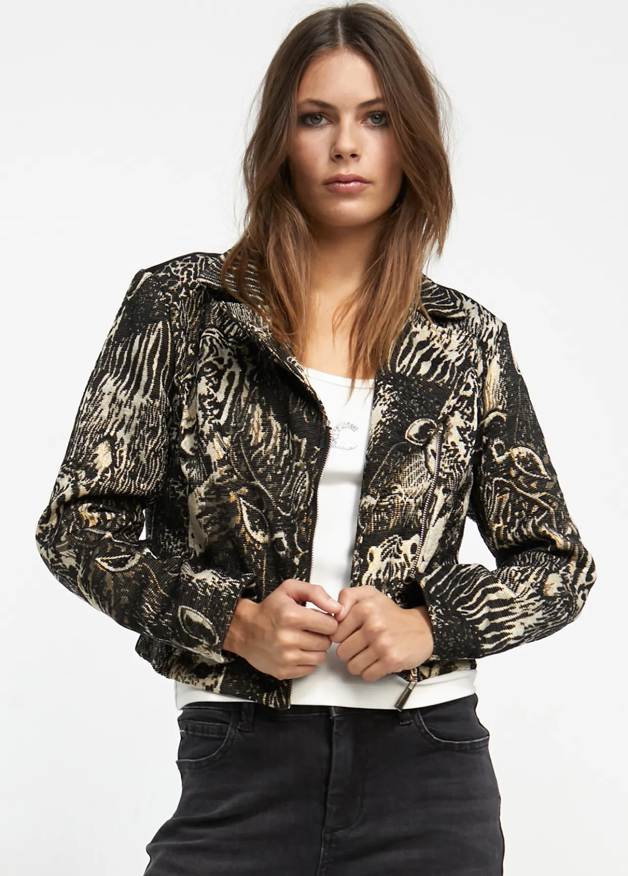 chaqueta_jacquard_animal_2.webp Lola Casademunt Animal Print | Abrigos Y Cazadoras<Chaqueta Jacquard animal NEGRO-METAL