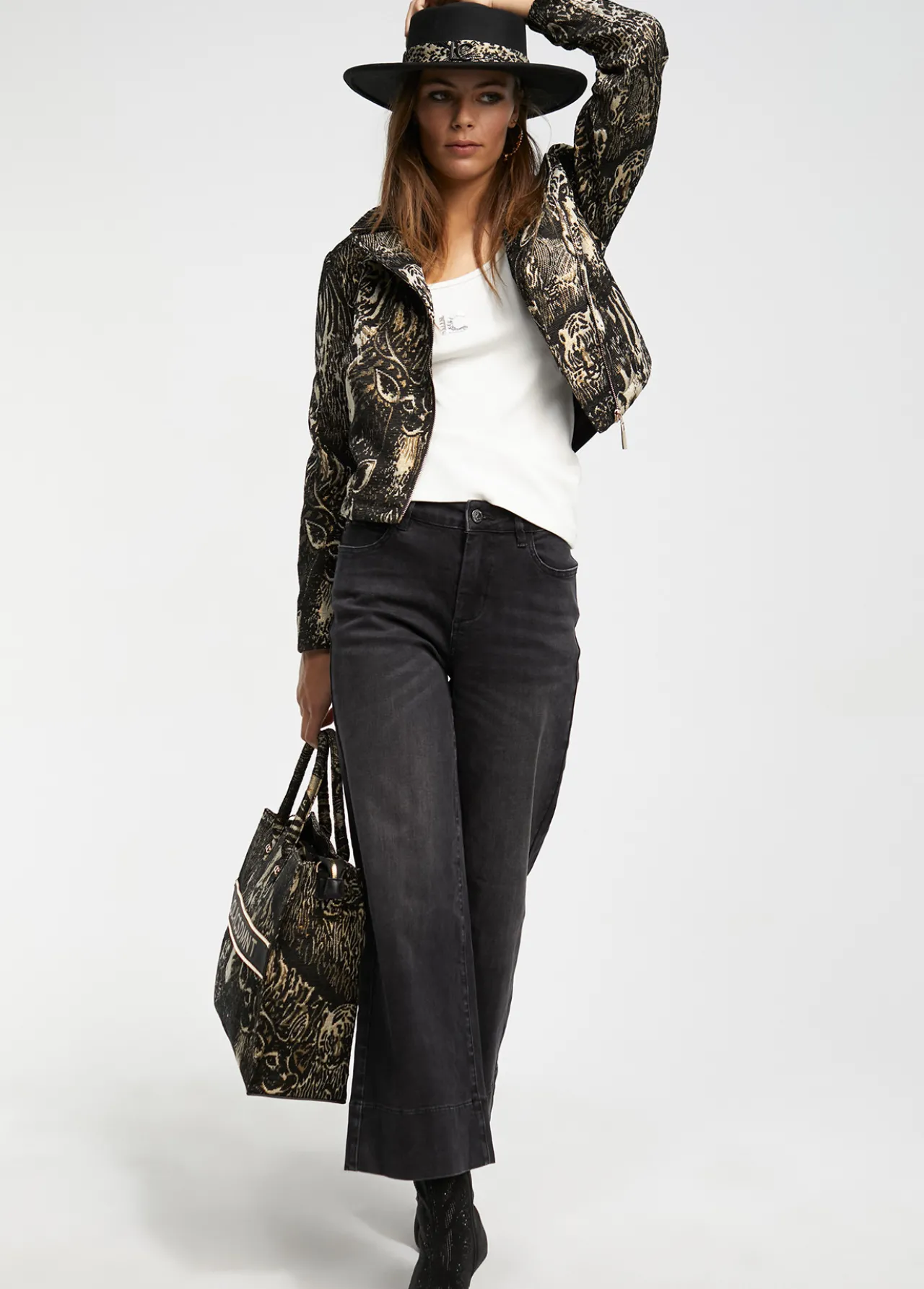 chaqueta_jacquard_animal_4.webp Lola Casademunt Animal Print | Abrigos Y Cazadoras<Chaqueta Jacquard animal NEGRO-METAL