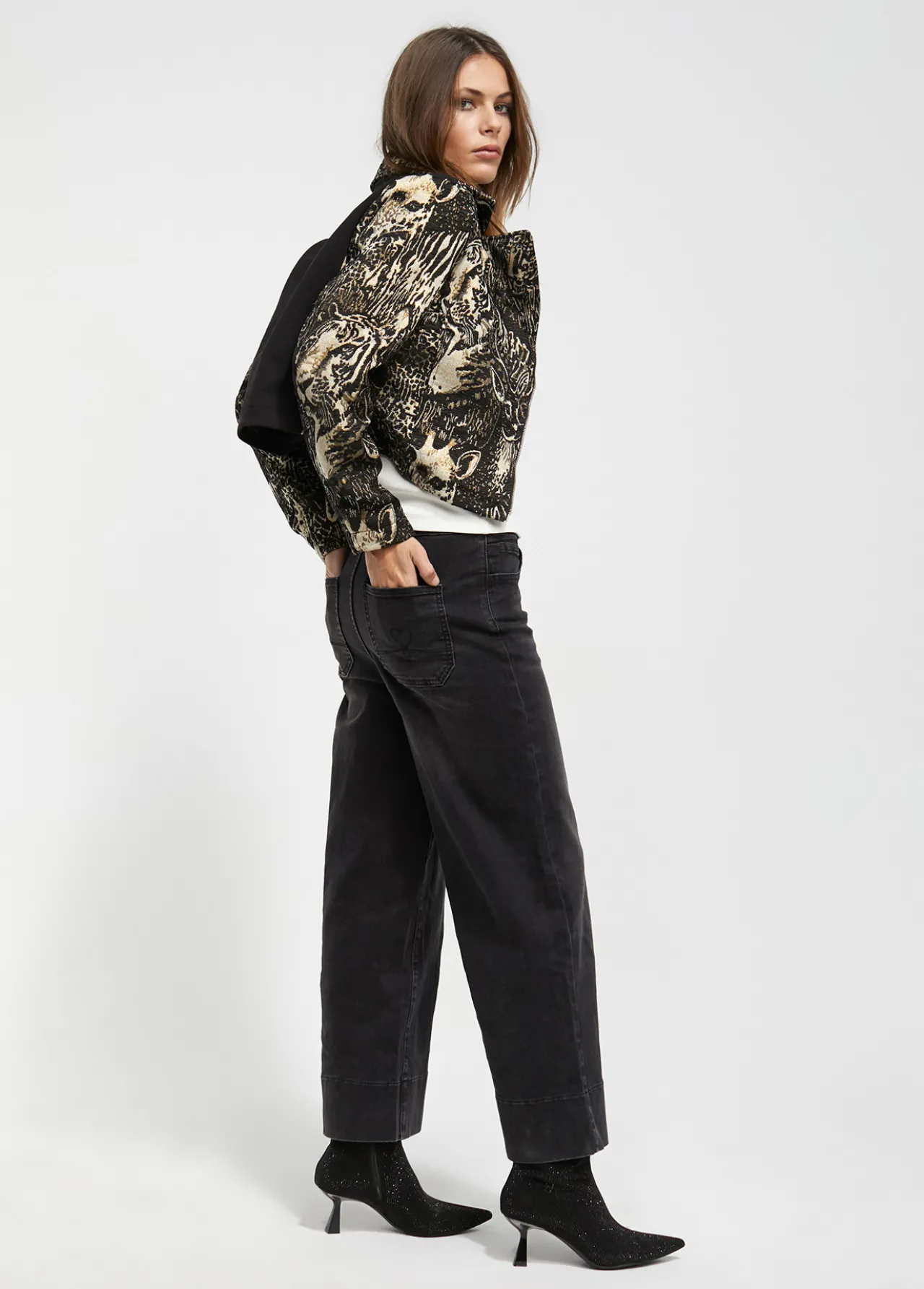chaqueta_jacquard_animal_5.webp Lola Casademunt Animal Print | Abrigos Y Cazadoras<Chaqueta Jacquard animal NEGRO-METAL