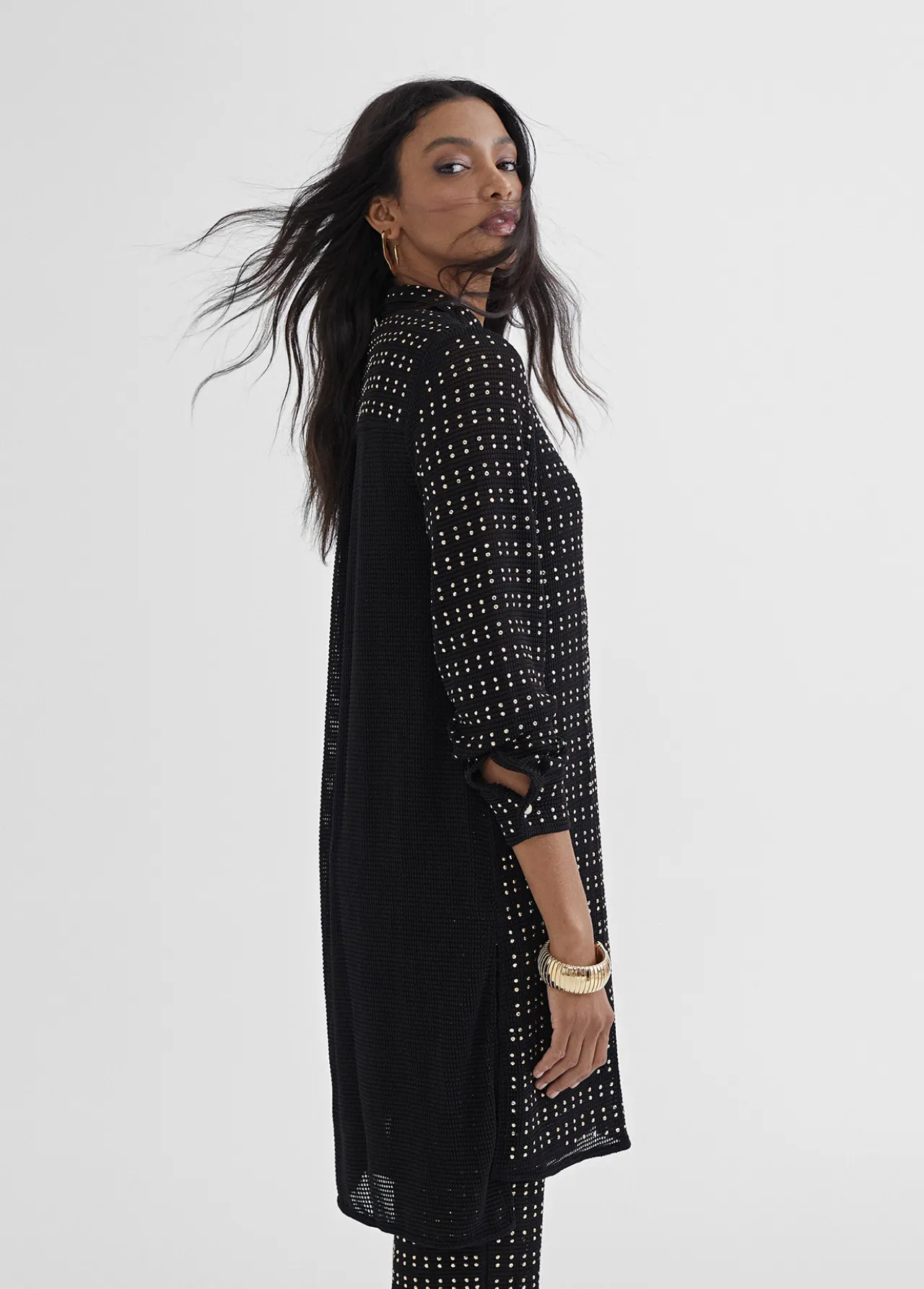 chaqueta_larga_con_piezas_metlicas_1.webp Lola Casademunt Camisas Y Blusas | Chaquetas Y Gabardinas<Chaqueta larga con piezas metálicas NEGRO