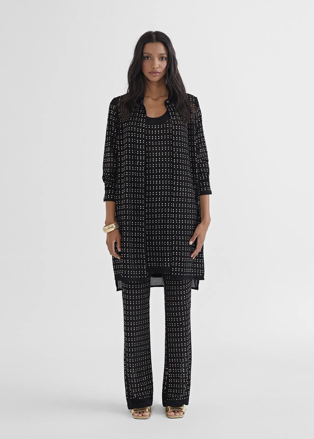 chaqueta_larga_con_piezas_metlicas_3.webp Lola Casademunt Camisas Y Blusas | Chaquetas Y Gabardinas<Chaqueta larga con piezas metálicas NEGRO