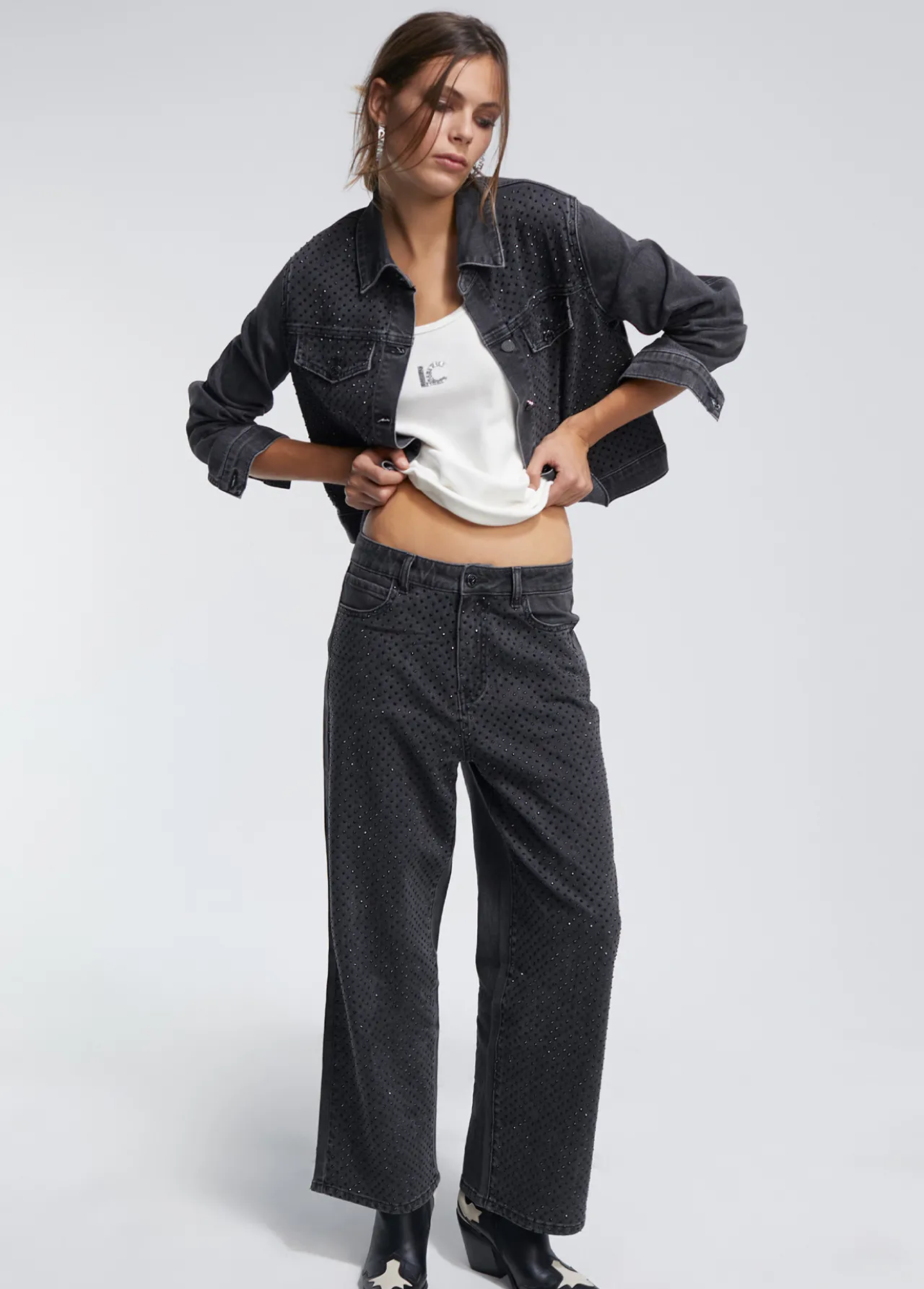chaqueta_tejana_strass_0.webp Lola Casademunt Abrigos Y Cazadoras<Chaqueta tejana strass TEJANOGRIS