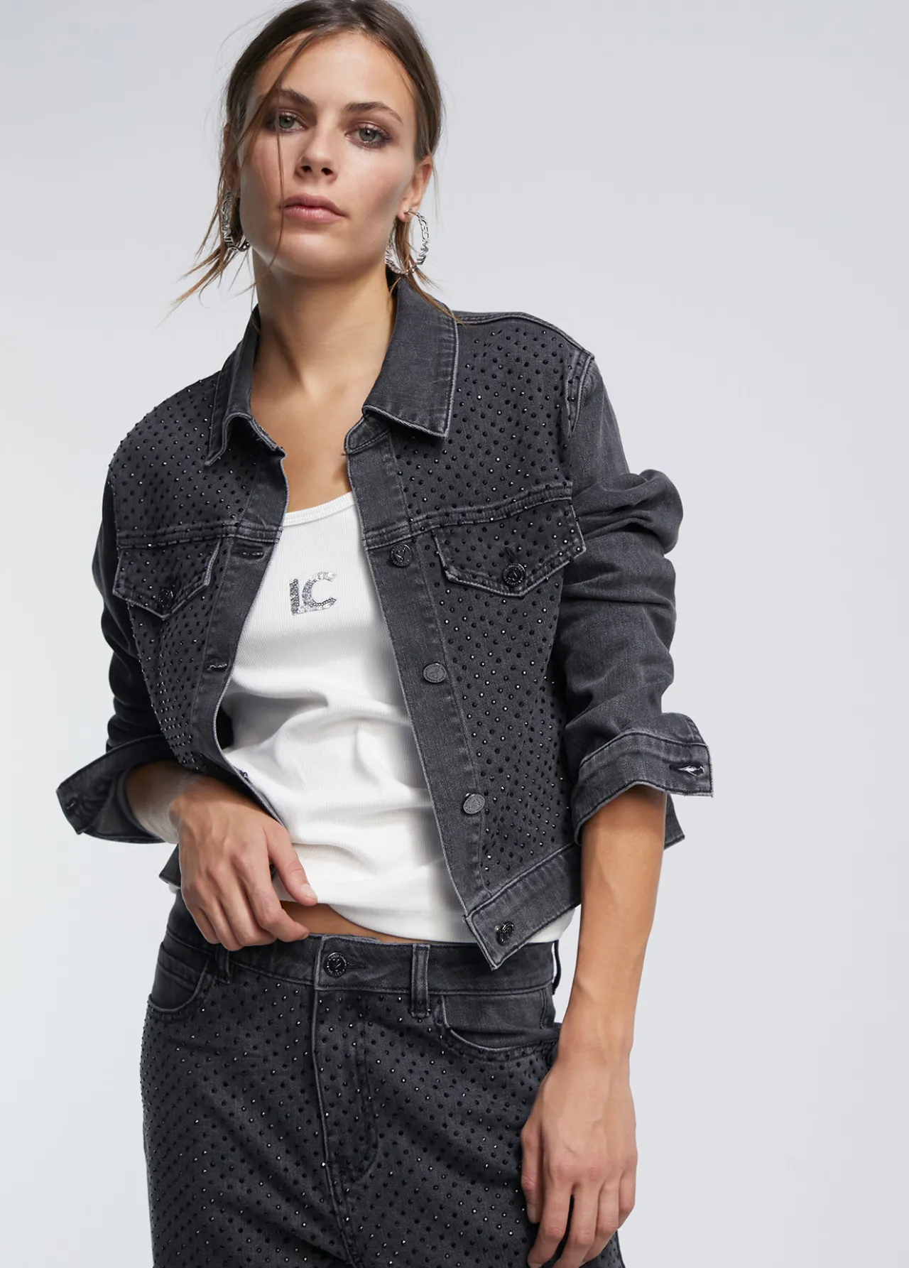 chaqueta_tejana_strass_1.webp Lola Casademunt Abrigos Y Cazadoras<Chaqueta tejana strass TEJANOGRIS