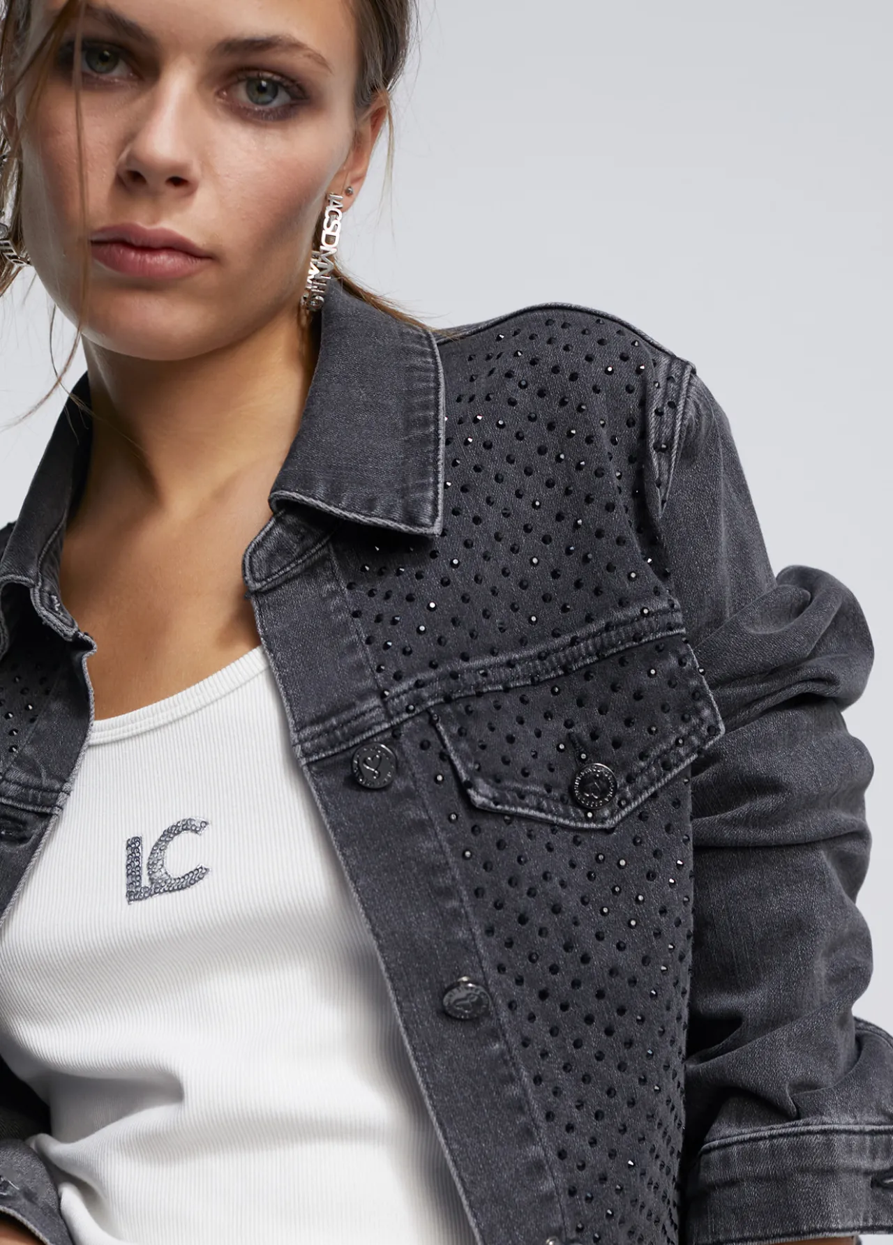 chaqueta_tejana_strass_4.webp Lola Casademunt Abrigos Y Cazadoras<Chaqueta tejana strass TEJANOGRIS
