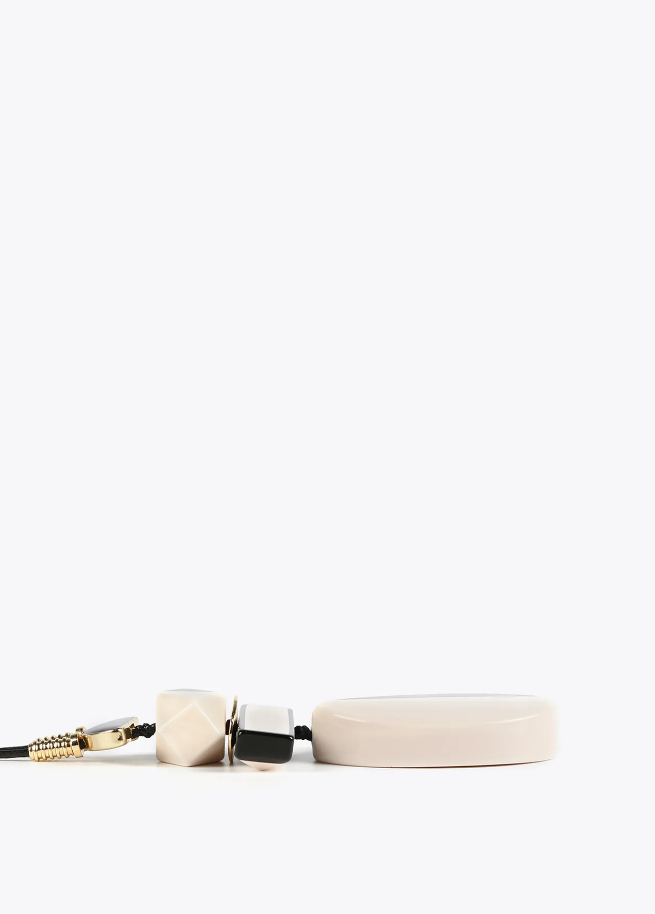 collar_colgante_blanco_y_negro_2.webp Lola Casademunt Bisuteria<Collar colgante blanco y negro BLANCO-NEGRO