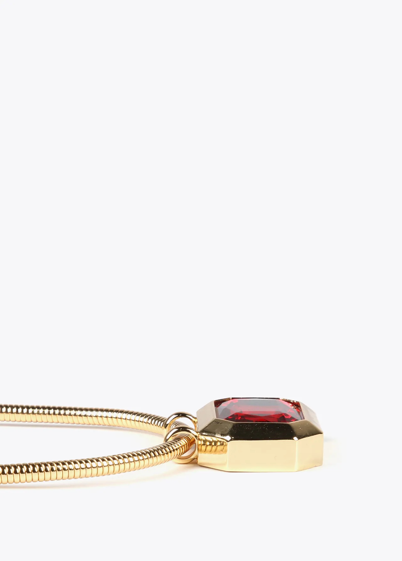 collar_dorado_con_colgante_4.webp Lola Casademunt Bisuteria<Collar dorado con colgante ROJO