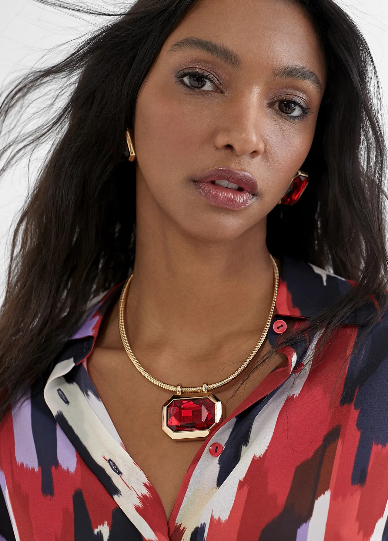 collar_dorado_con_colgante_7.webp Lola Casademunt Bisuteria<Collar dorado con colgante ROJO