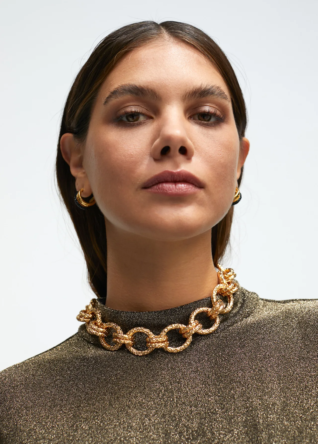 collar_gargantilla_dorada_con_textura_6.webp Lola Casademunt Collares<Collar gargantilla dorada con textura DORADO
