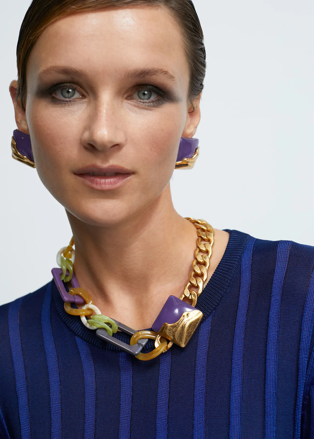 collar_gargantilla_dorado_con_colores_combinados_5.webp Lola Casademunt Collares<Collar gargantilla dorado con colores combinados METAL-MULTICOLOR