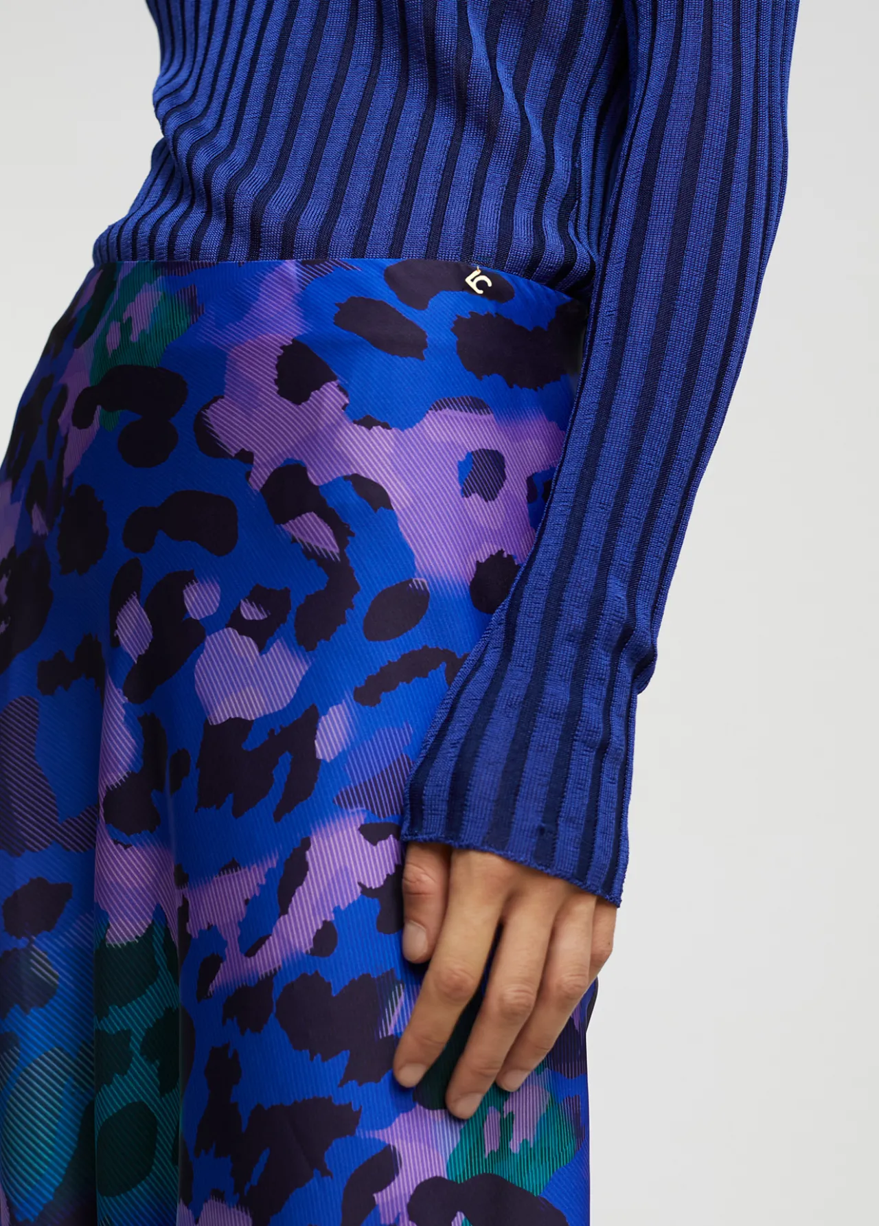 falda_animal_print_3.webp Lola Casademunt Animal Print | Vestidos Y Faldas<Falda animal print AZUL-NEGRO