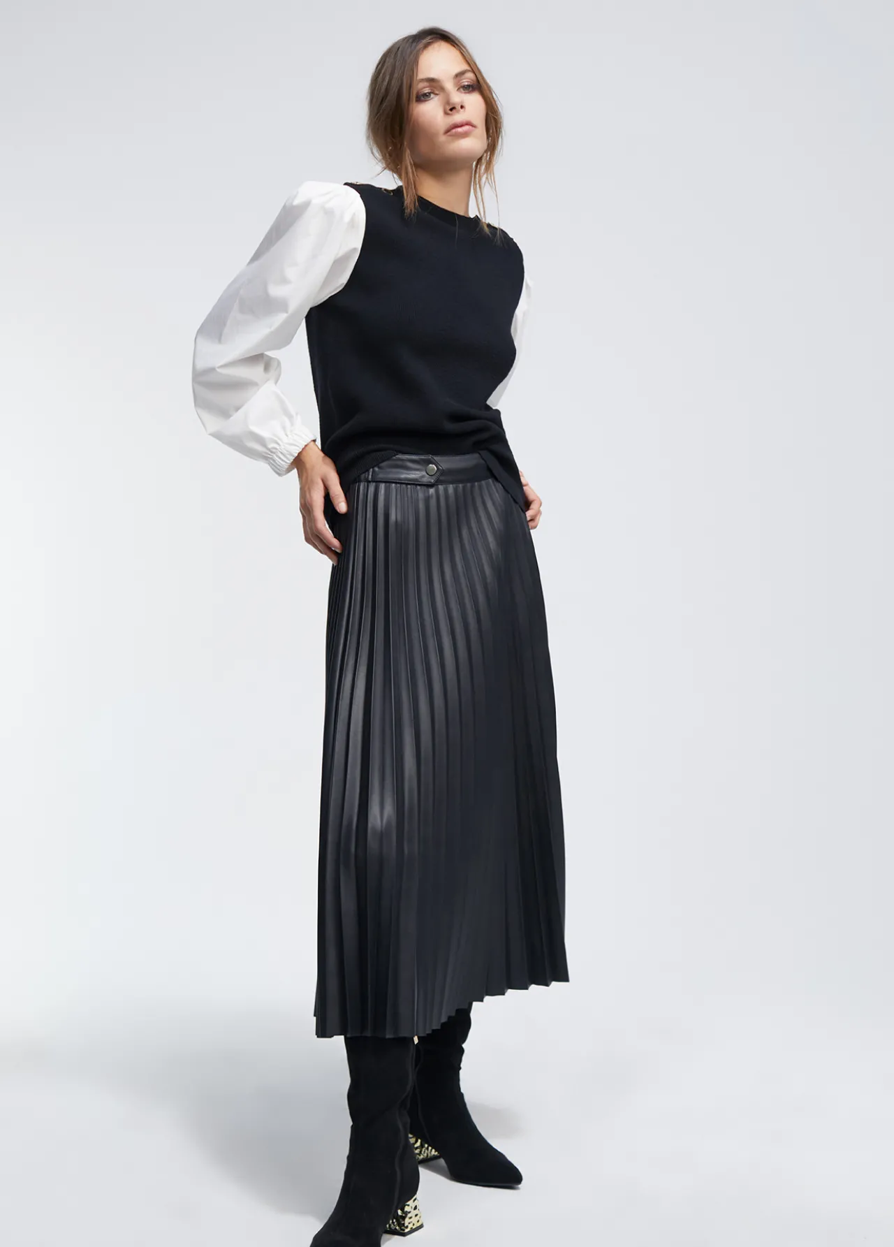 falda_efecto_piel_1.webp Lola Casademunt Vestidos Y Faldas<Falda efecto piel NEGRO