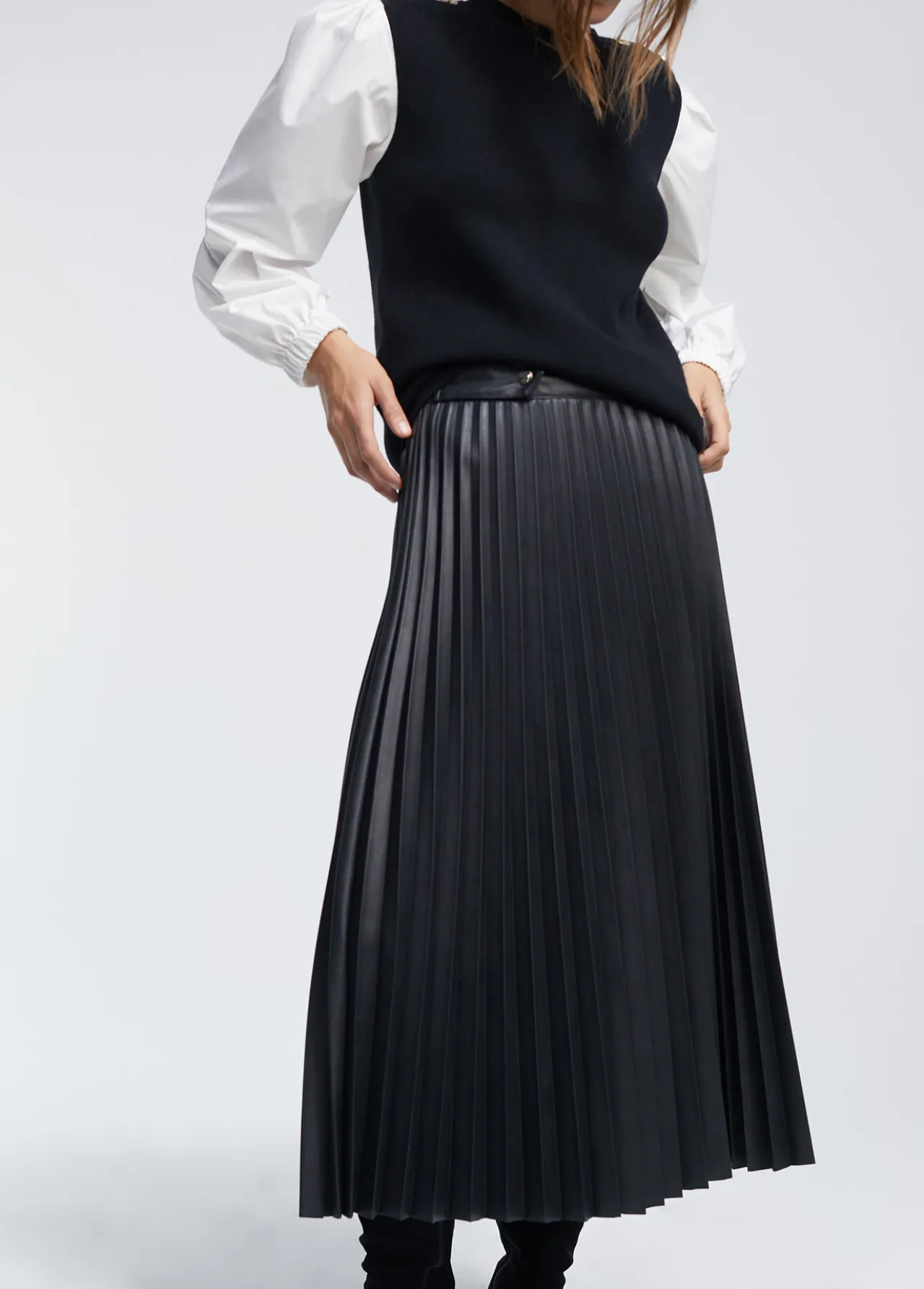 falda_efecto_piel_5.webp Lola Casademunt Vestidos Y Faldas<Falda efecto piel NEGRO