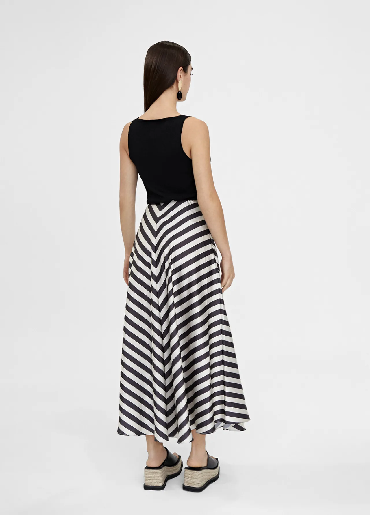 falda_midi_de_rayas_2.webp Lola Casademunt Vestidos Y Faldas<Falda midi de rayas NEGRO-BLANCO