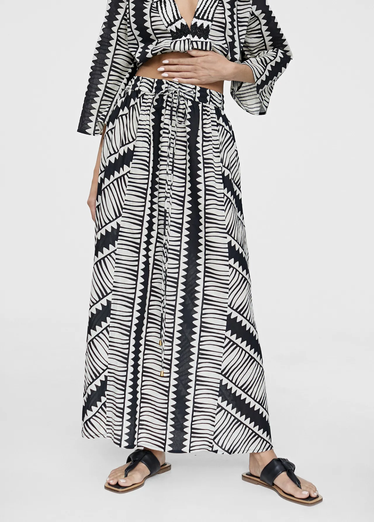 falda_midi_estampada_1.webp Lola Casademunt Vestidos Y Faldas<Falda midi estampada NEGRO-BLANCO