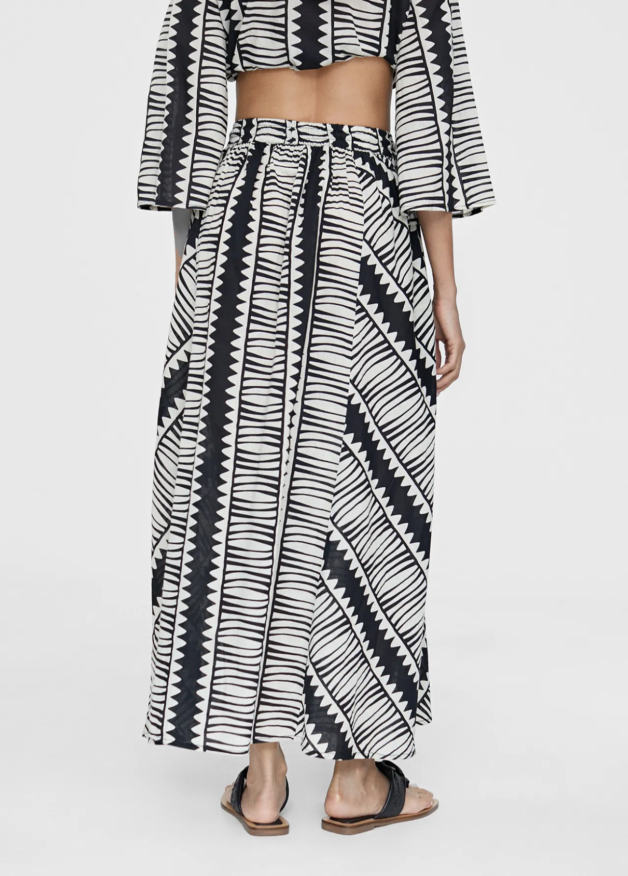 falda_midi_estampada_2.webp Lola Casademunt Vestidos Y Faldas<Falda midi estampada NEGRO-BLANCO