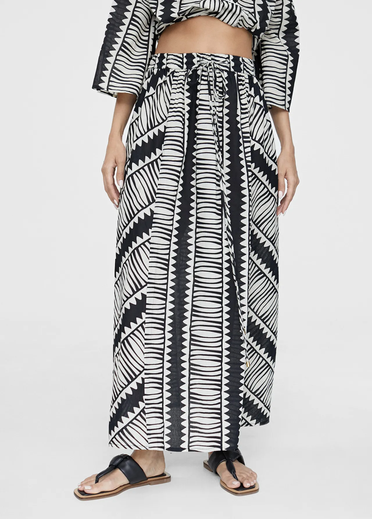 falda_midi_estampada_4.webp Lola Casademunt Vestidos Y Faldas<Falda midi estampada NEGRO-BLANCO