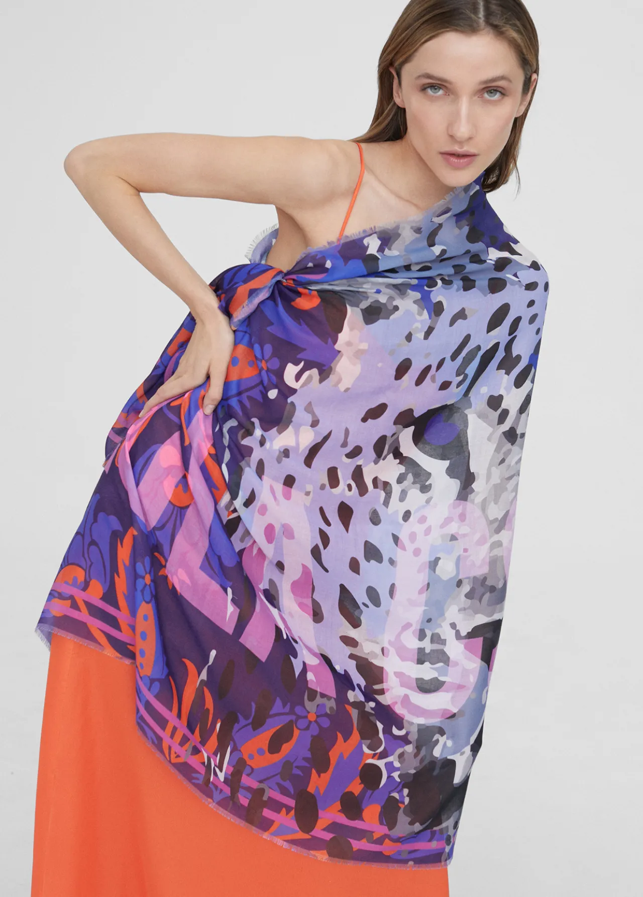 foulard_cara_leopardo_1.webp Lola Casademunt Accesorios<Foulard cara leopardo LILA-AZUL