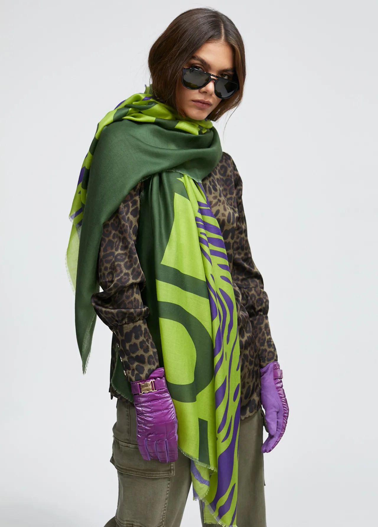 fular_maxi_logo_y_animal_0.webp Lola Casademunt Animal Print | Bufandas Y Pañuelos<Fular maxi logo y animal NEGRO-VERDE