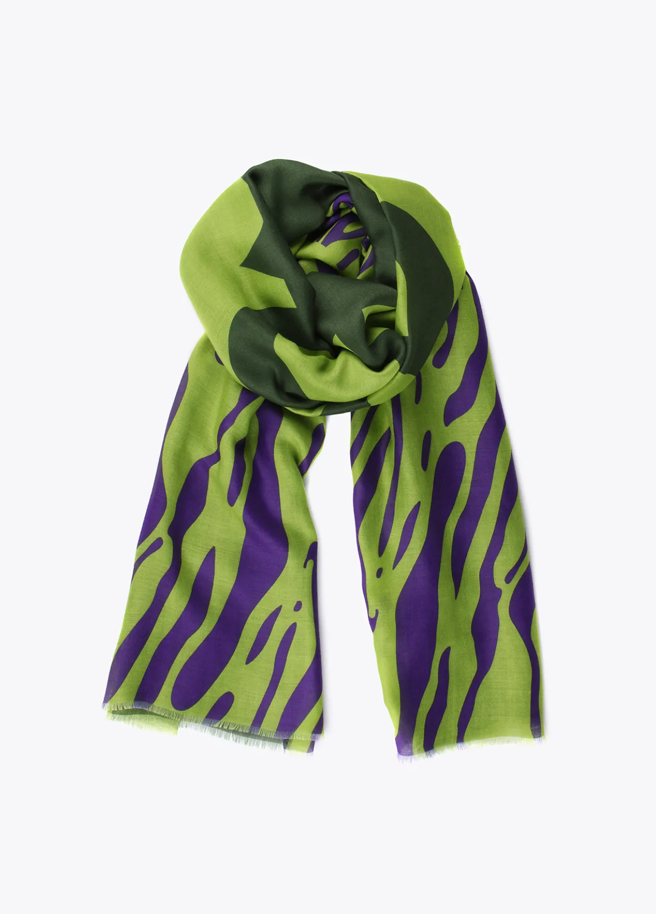fular_maxi_logo_y_animal_1.webp Lola Casademunt Animal Print | Bufandas Y Pañuelos<Fular maxi logo y animal NEGRO-VERDE