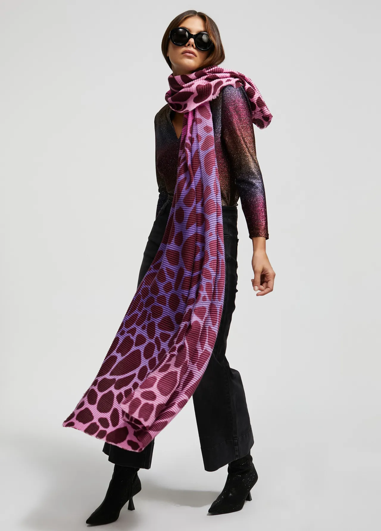 fular_plisado_animal_print_0-1.webp Lola Casademunt Animal Print | Bufandas Y Pañuelos<Fular plisado animal print ROSA-LILA