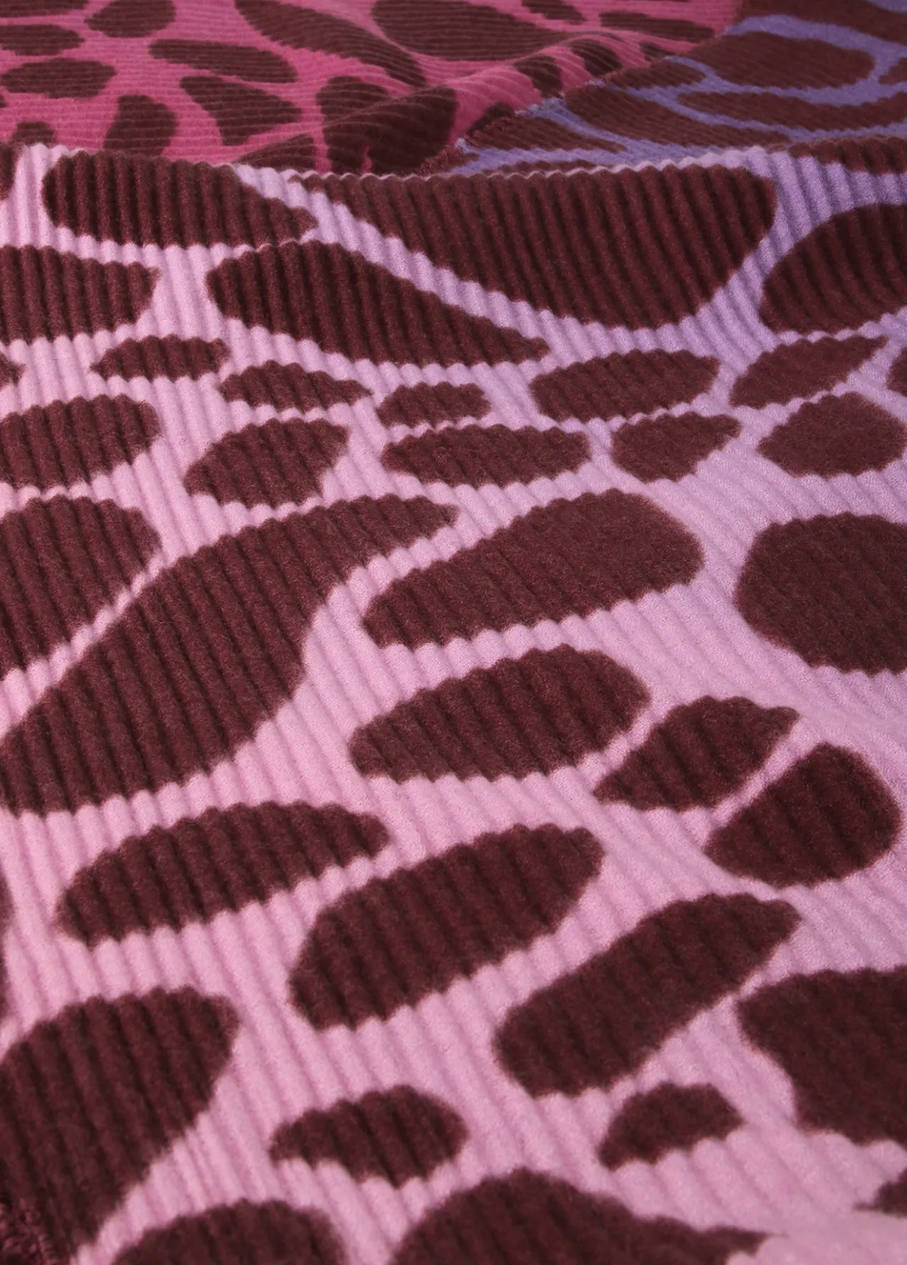 fular_plisado_animal_print_4-1.webp Lola Casademunt Animal Print | Bufandas Y Pañuelos<Fular plisado animal print ROSA-LILA