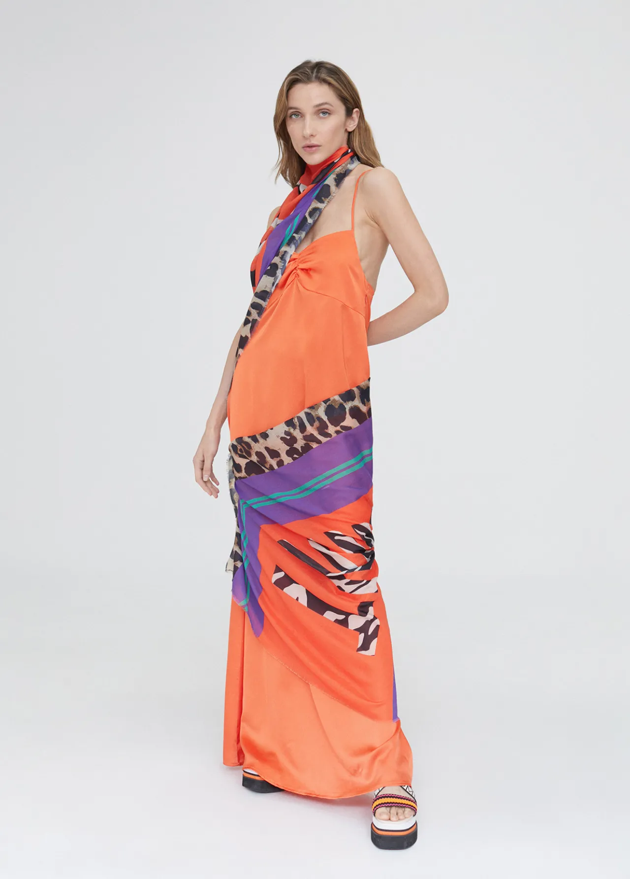 fulard_leopardo_y_letras_zebra_1.webp Lola Casademunt Accesorios<Fulard leopardo y letras zebra NARANJA-LILA