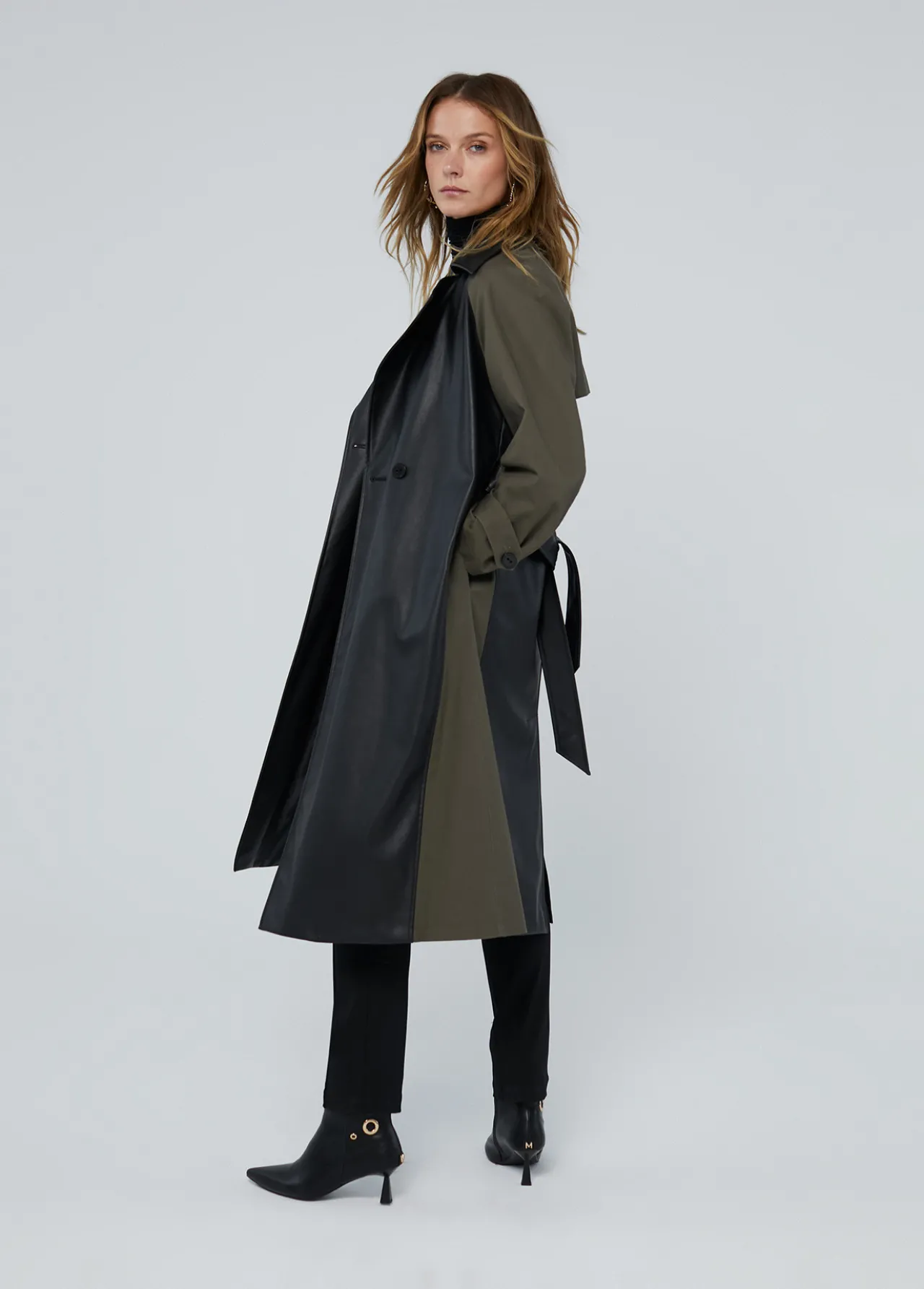 gabardina_combinada_efecto_piel_0.webp Lola Casademunt Chaquetas Y Gabardinas<Gabardina combinada efecto piel NEGRO-VERDE