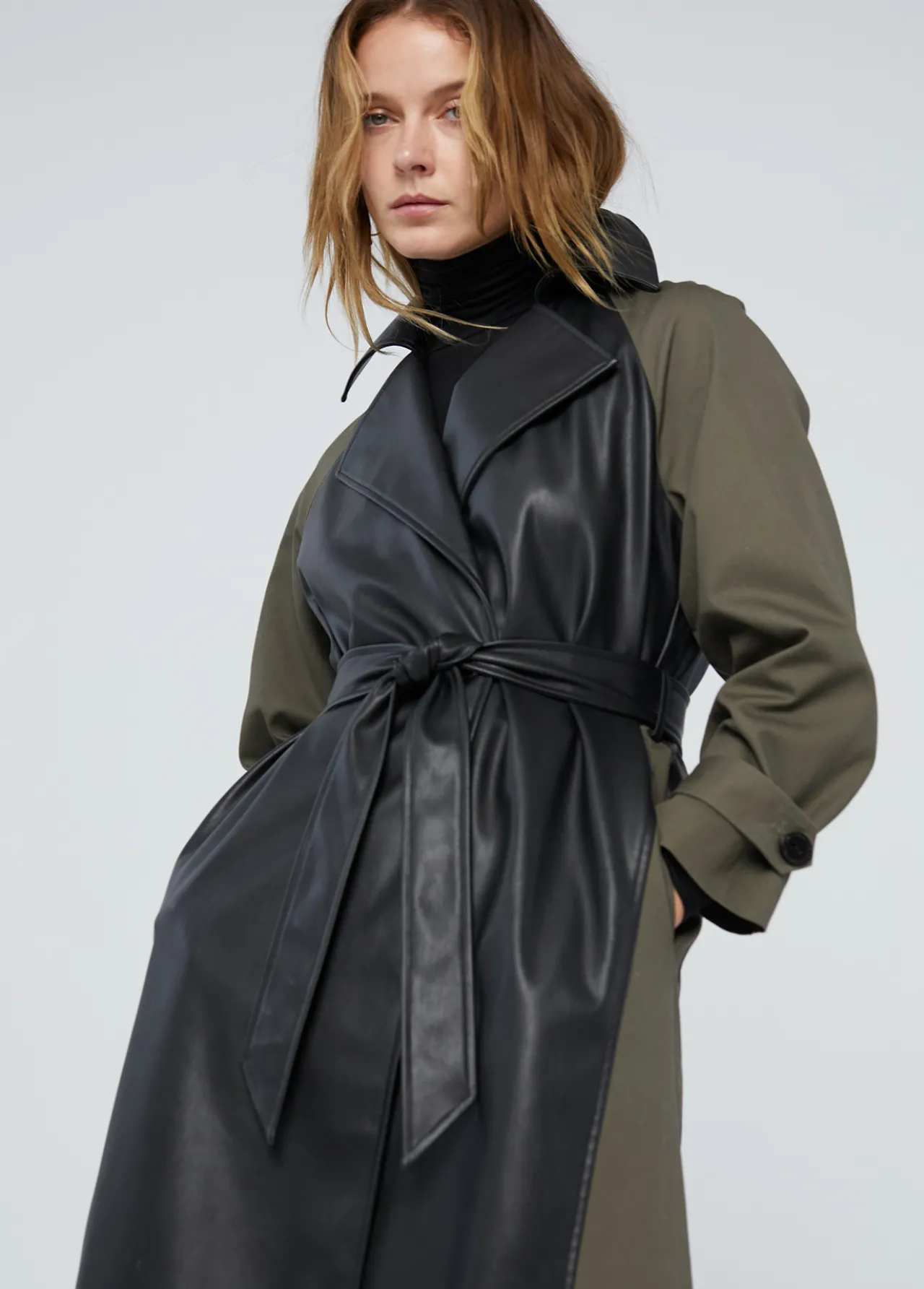 gabardina_combinada_efecto_piel_1.webp Lola Casademunt Chaquetas Y Gabardinas<Gabardina combinada efecto piel NEGRO-VERDE