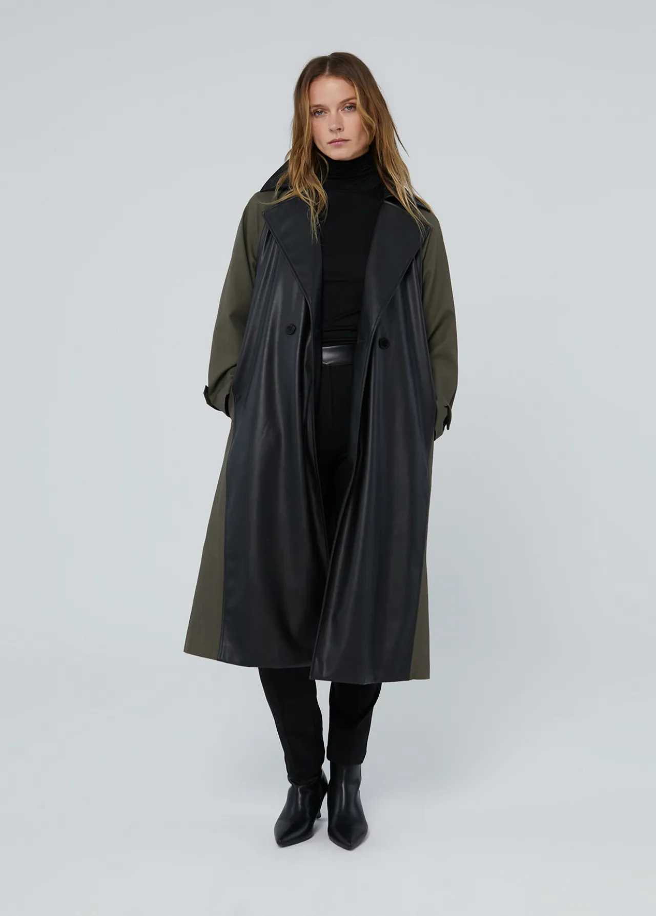 gabardina_combinada_efecto_piel_3.webp Lola Casademunt Chaquetas Y Gabardinas<Gabardina combinada efecto piel NEGRO-VERDE