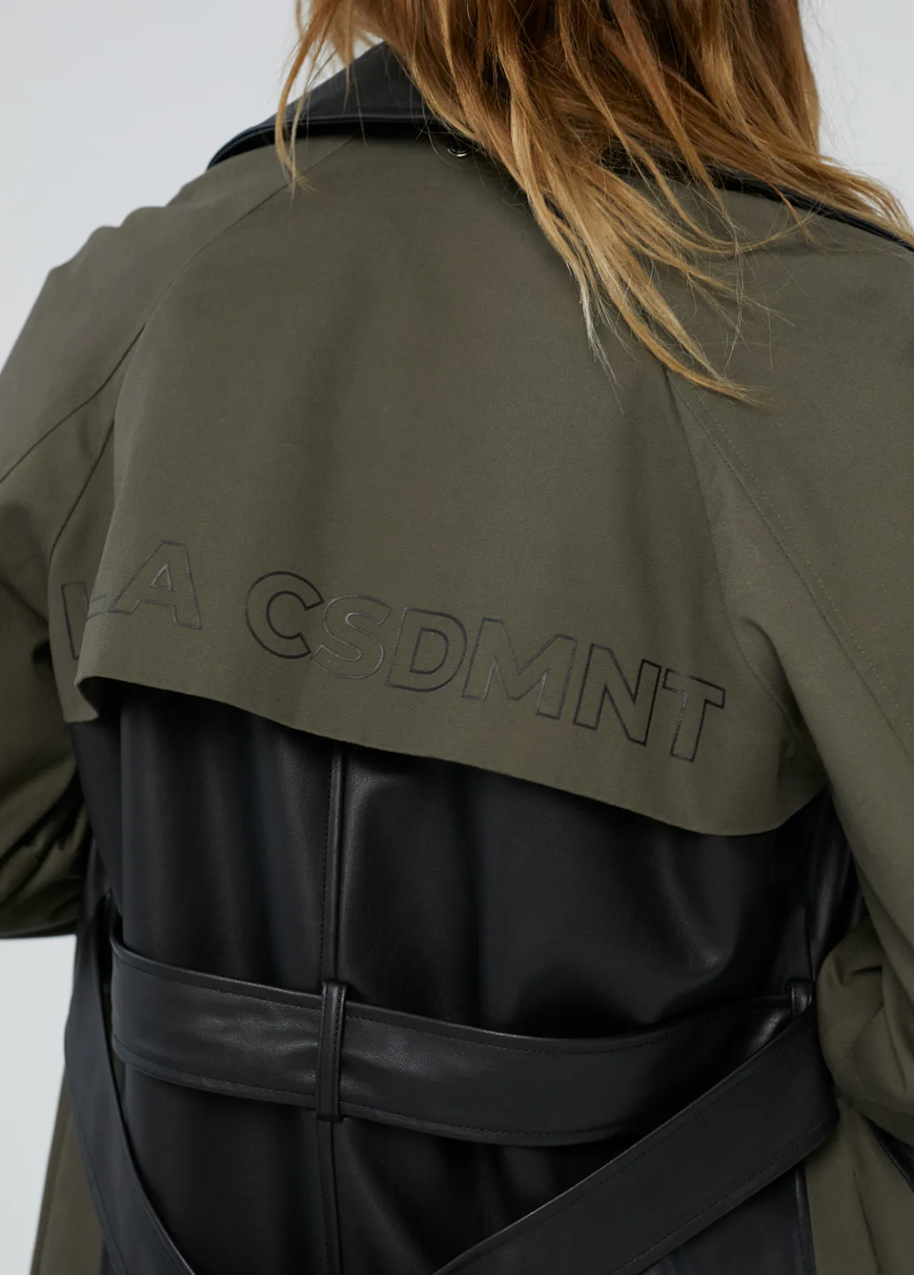 gabardina_combinada_efecto_piel_4.webp Lola Casademunt Chaquetas Y Gabardinas<Gabardina combinada efecto piel NEGRO-VERDE
