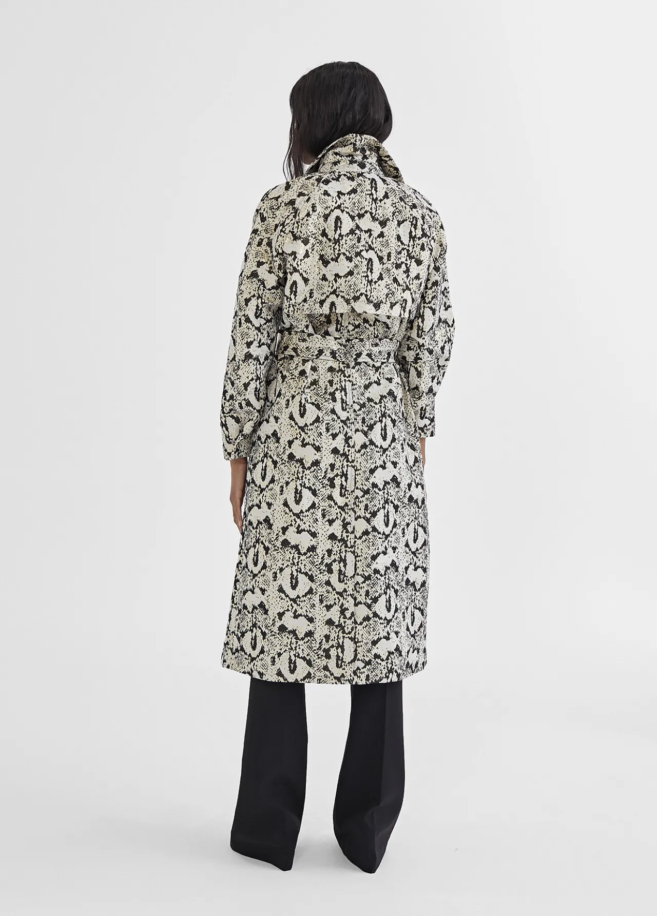 gabardina_efecto_serpiente_3.webp Lola Casademunt Chaquetas Y Gabardinas | Abrigos Y Cazadoras<Gabardina efecto serpiente NEGRO-MARRON