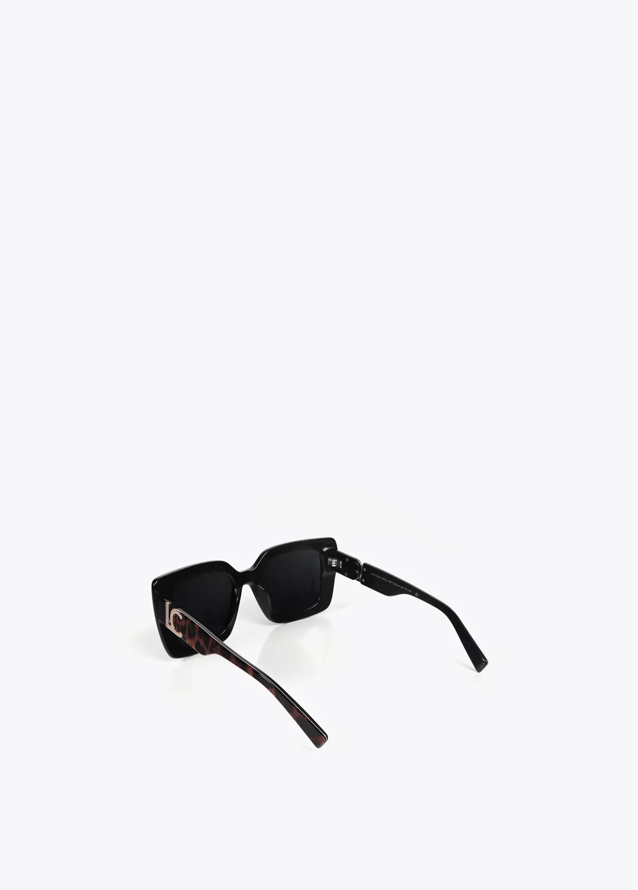 gafas_de_sol_fabricadas_en_acetato_con_forma_cuadrada_varillas_personalizadas_4.webp Lola Casademunt Gafas<Gafas de sol fabricadas en acetato con forma cuadrada. Varillas personalizadas. NEGRO-MARRON