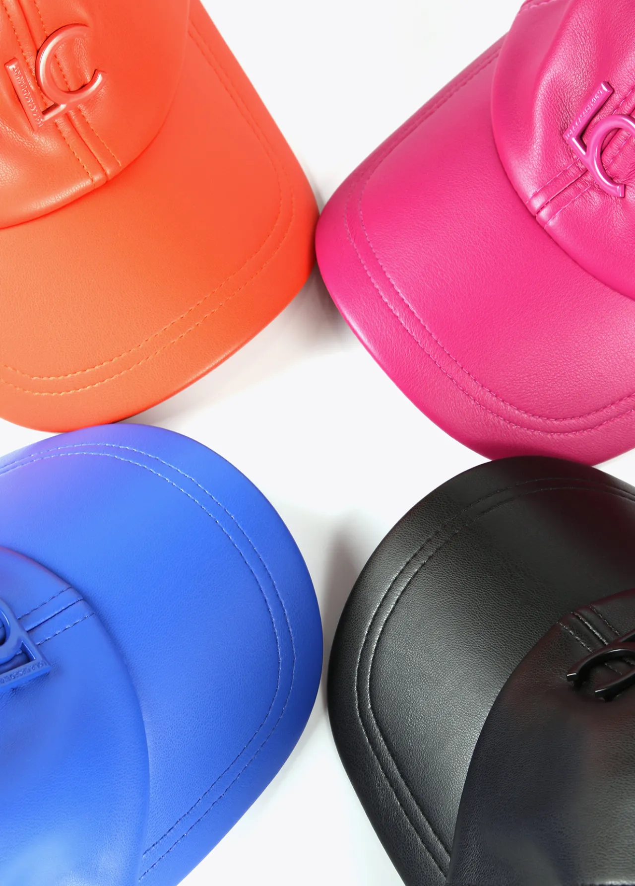 gorra_efecto_piel_6.webp Lola Casademunt Gorros Sombreros Y Guantes<Gorra efecto piel ROSA