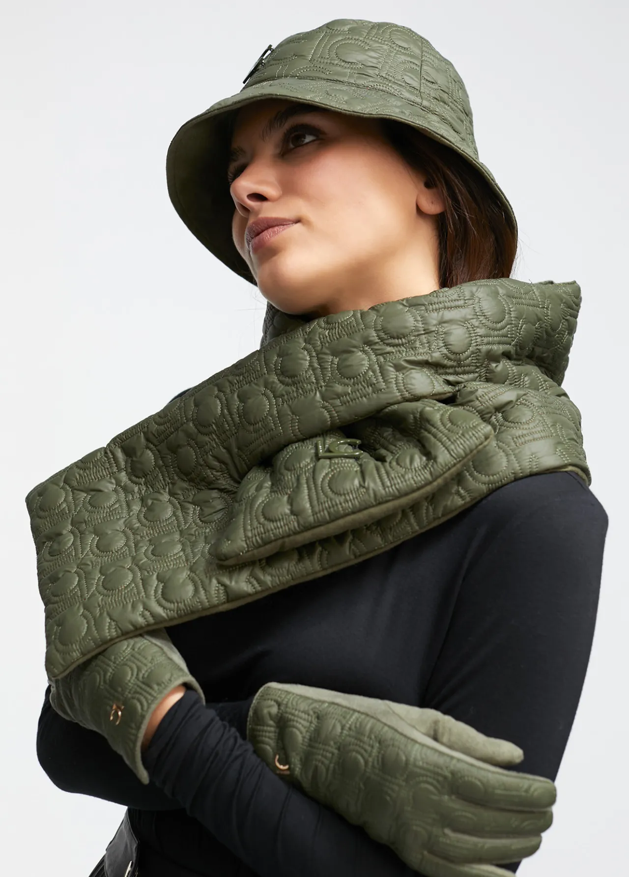 gorro_tipo_bucket_acolchado_3-3.webp Lola Casademunt Gorros Sombreros Y Guantes<Gorro tipo bucket acolchado NEGRO
