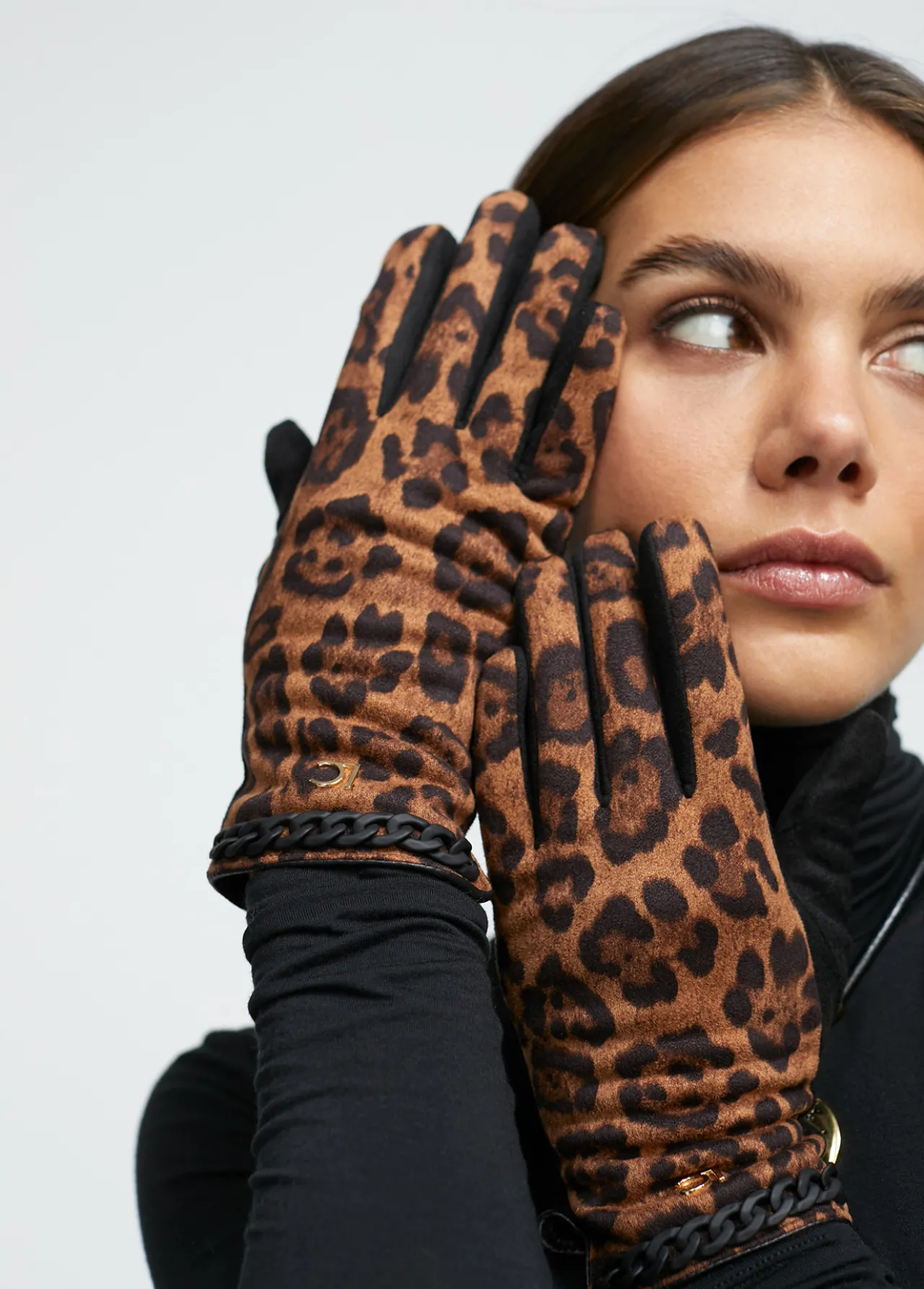 guantes_animal_print_5.webp Lola Casademunt Animal Print | Gorros Sombreros Y Guantes<Guantes animal print MARRON-NEGRO