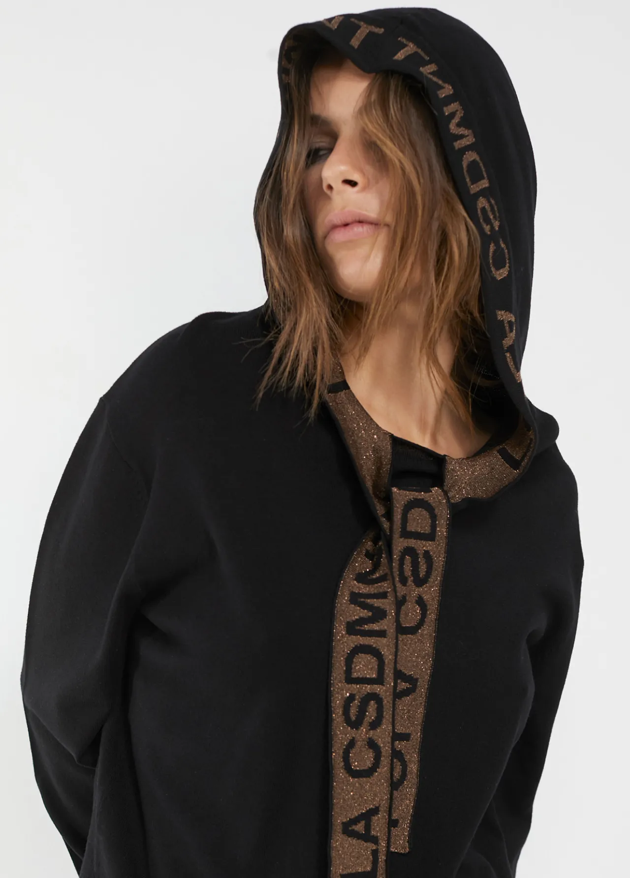 jersey_con_capucha_3.webp Lola Casademunt Punto<Jersey con capucha NEGRO-METAL