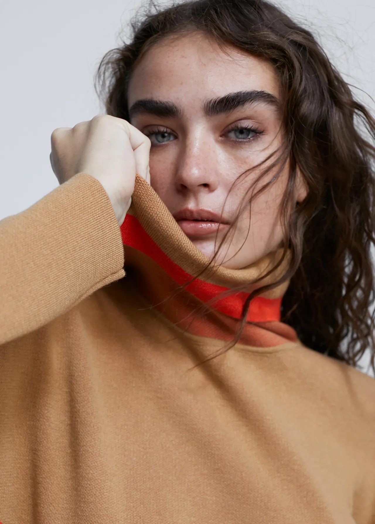 jersey_cuello_alto_1.webp Lola Casademunt Punto<Jersey cuello alto MARRON-NARANJA