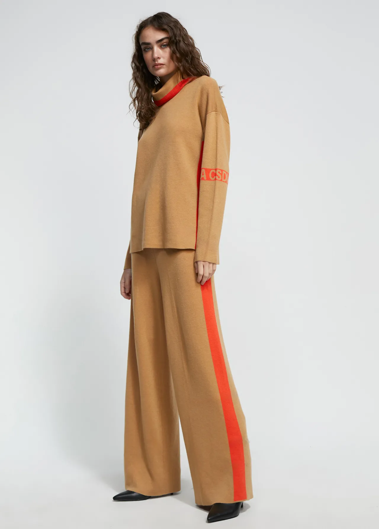 jersey_cuello_alto_2.webp Lola Casademunt Punto<Jersey cuello alto MARRON-NARANJA