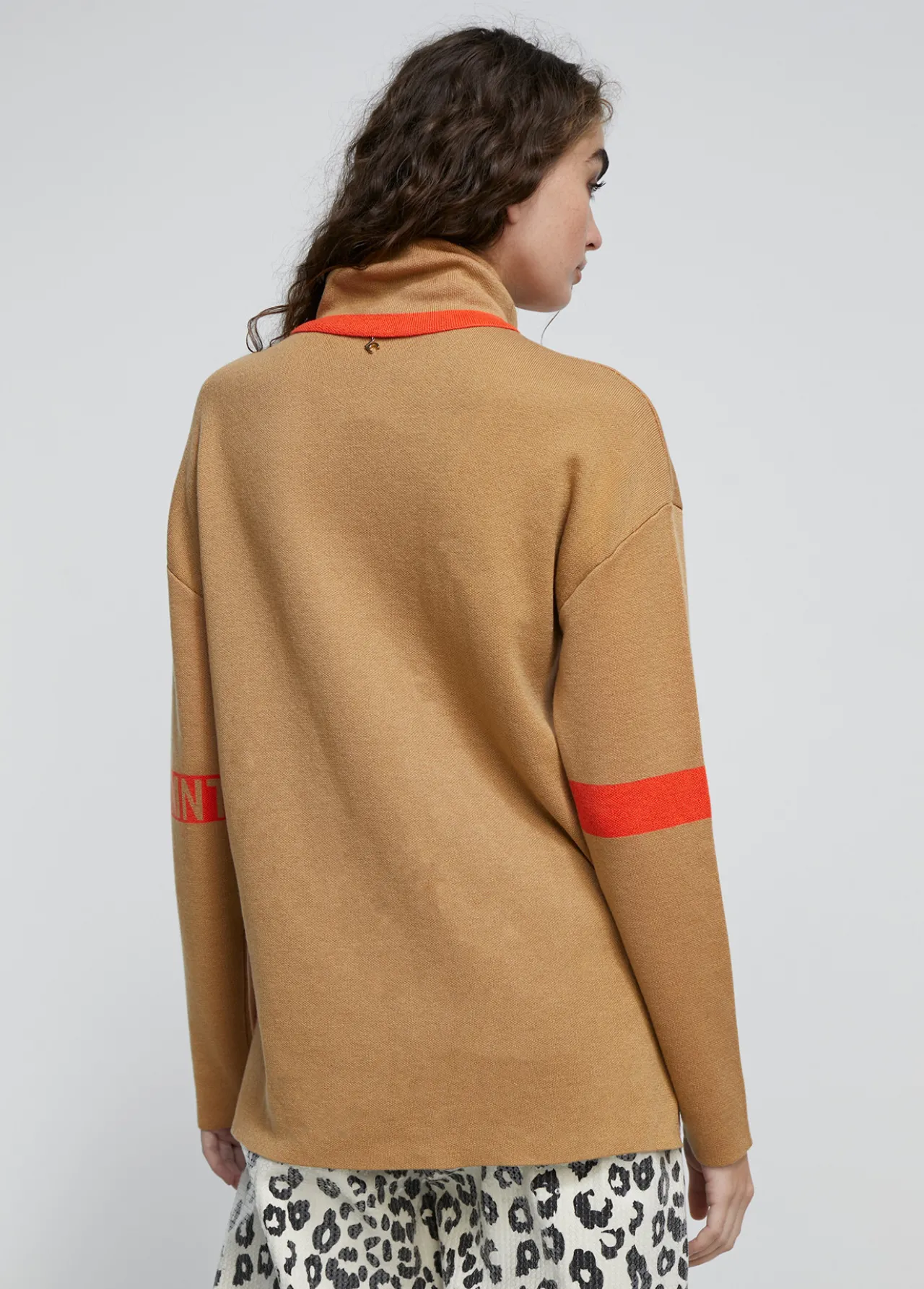 jersey_cuello_alto_3.webp Lola Casademunt Punto<Jersey cuello alto MARRON-NARANJA