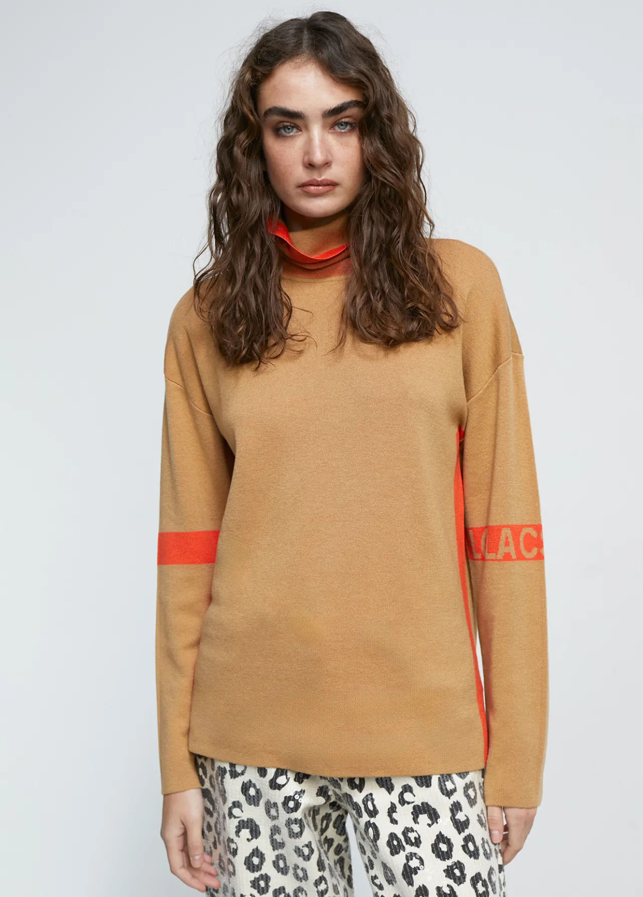 jersey_cuello_alto_4.webp Lola Casademunt Punto<Jersey cuello alto MARRON-NARANJA