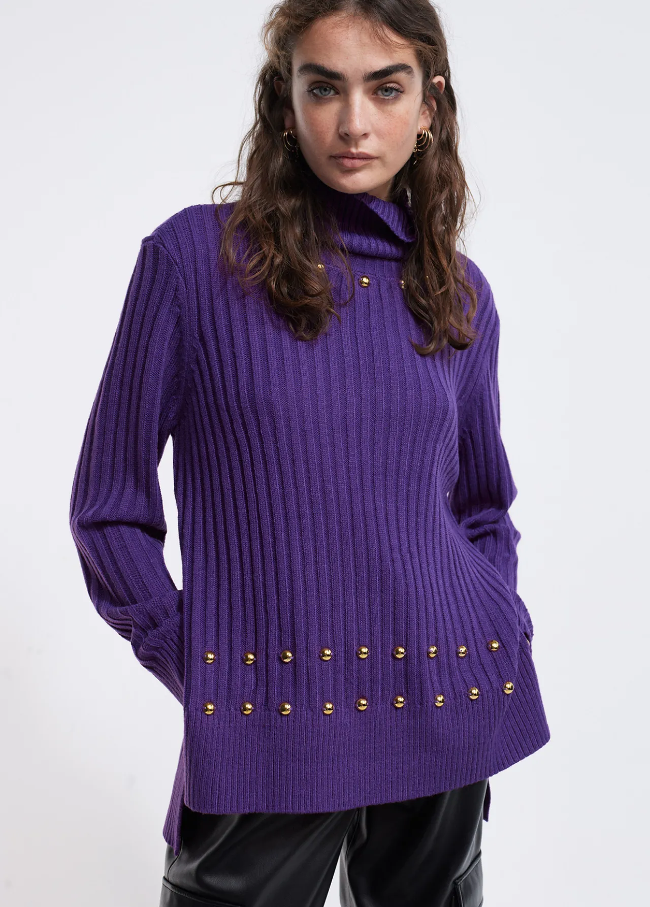 jersey_cuello_alto_con_tachas_0-1.webp Lola Casademunt Punto<Jersey cuello alto con tachas NEGRO